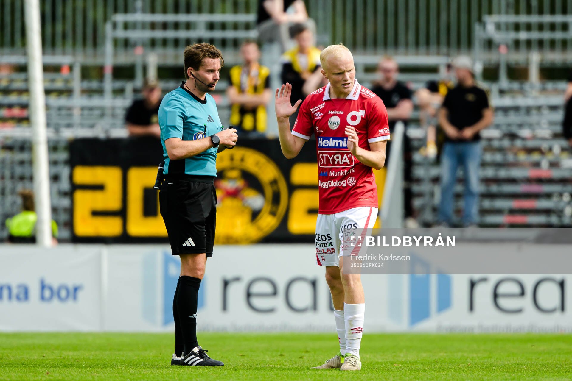 Domare Joakim Östling och Degerfors Marcus Rafferty