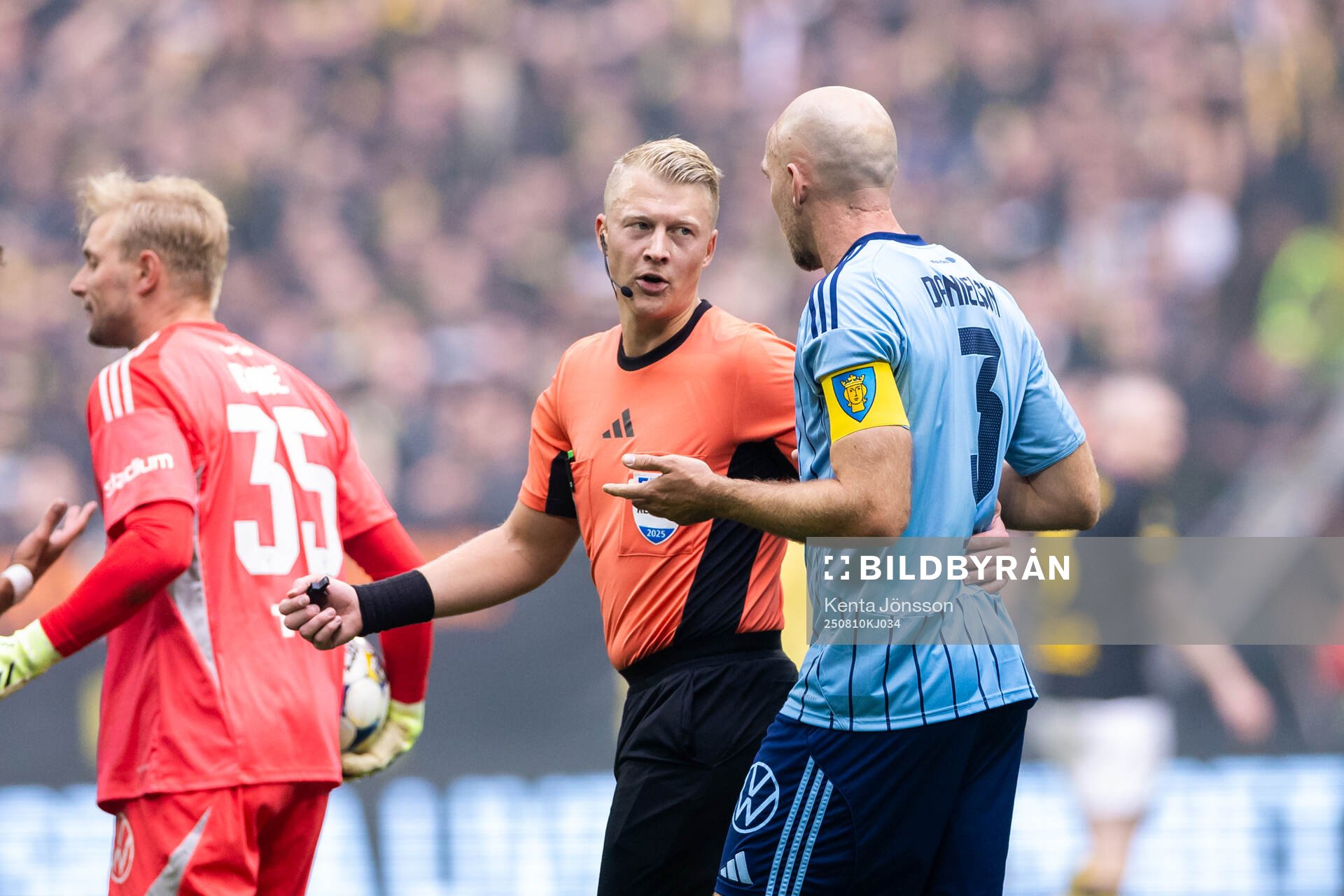 Domare Adam Ladebäck pratar med Djurgårdens Marcus