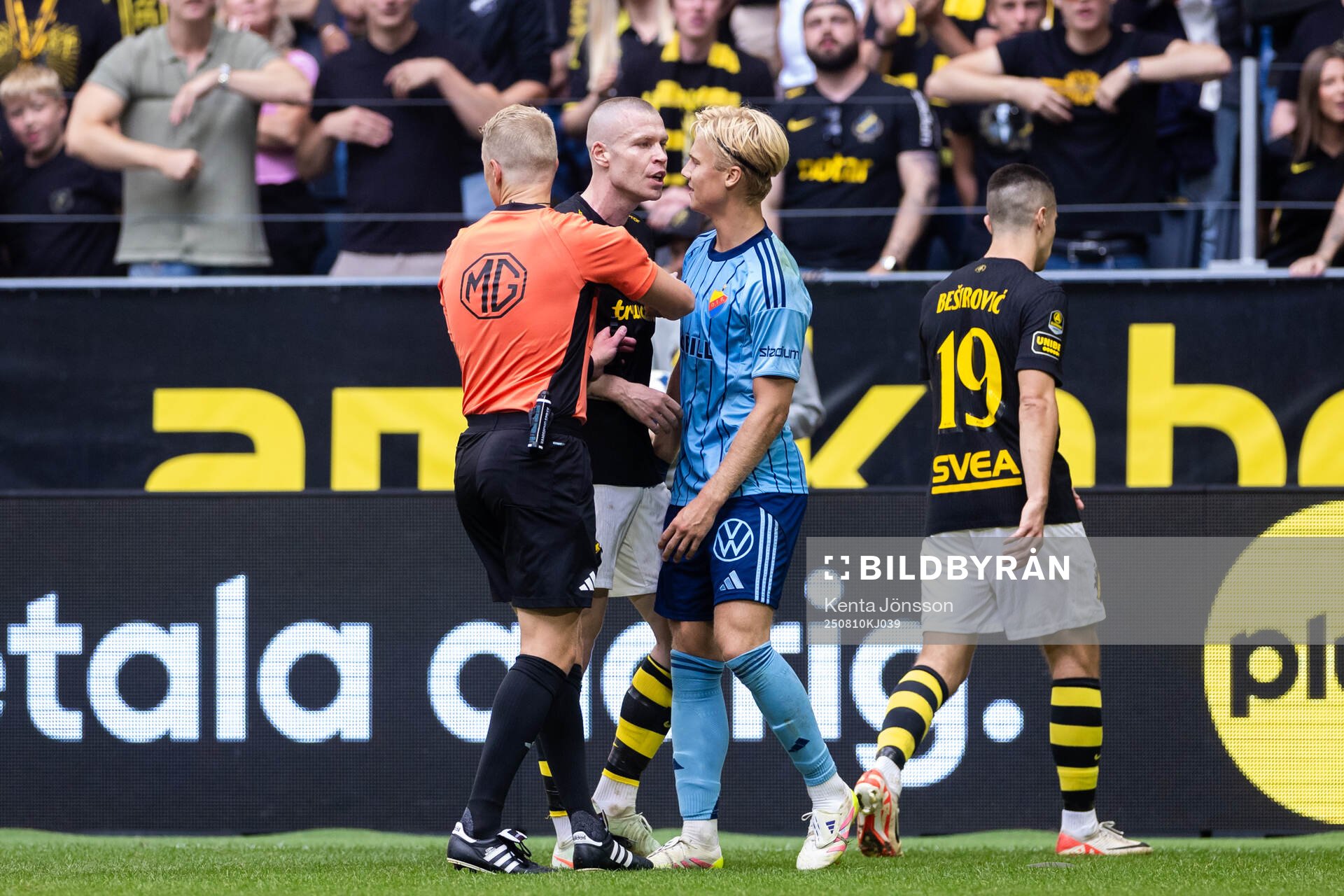 AIKs Thomas Poppler Isherwood och Djurgårdens Theo Bergvall