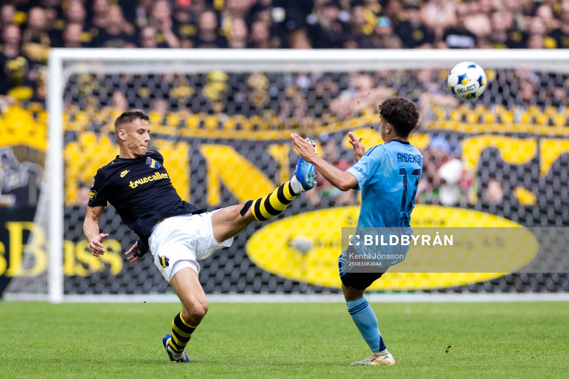 AIKs Filip Benkovic och Djurgårdens Mikael Anderson