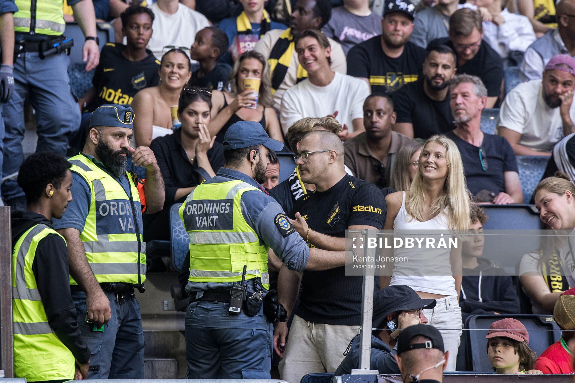 Vakter pratar med AIKs fans