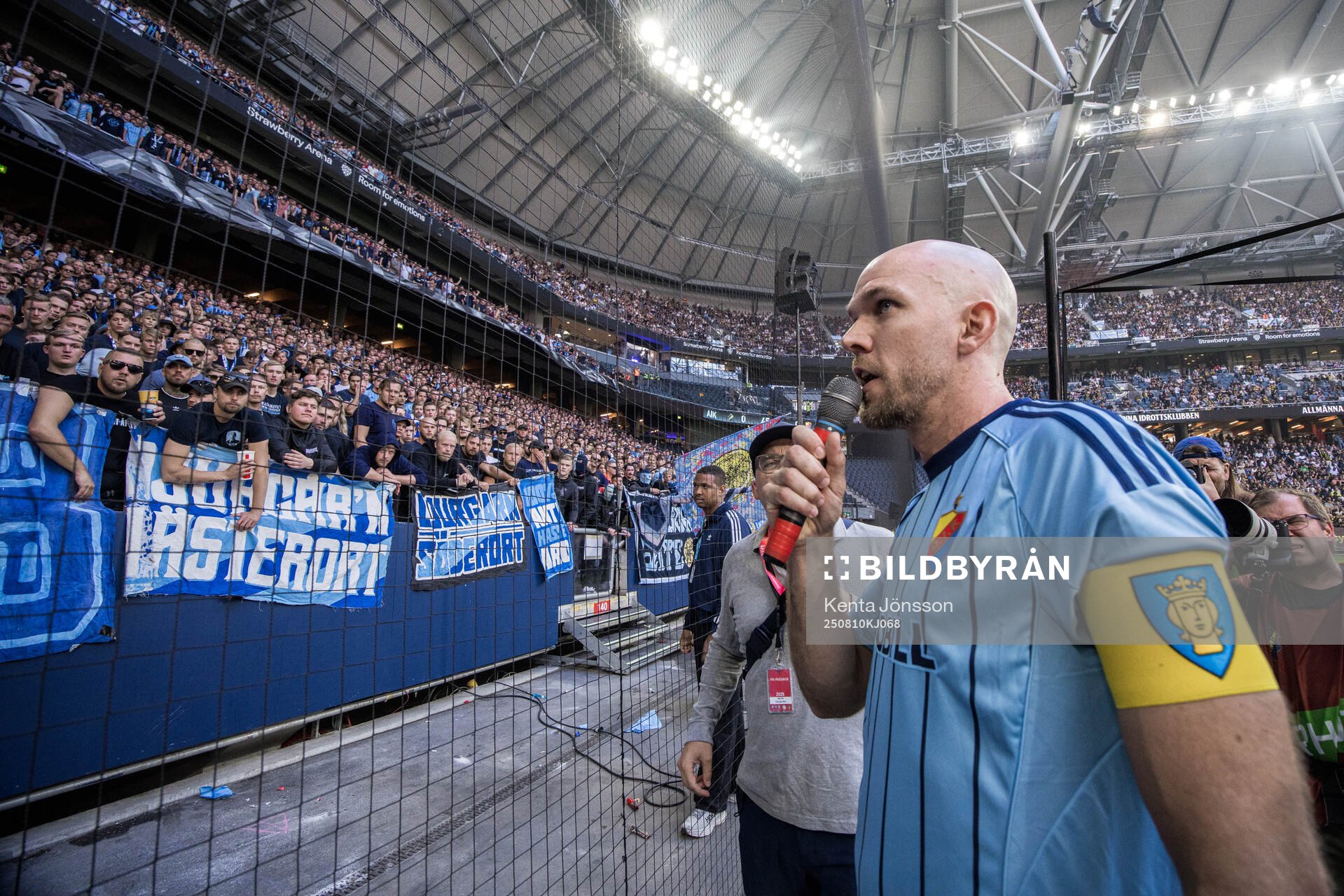 Djurgårdens Marcus Danielson pratar med Djurgårdens fans