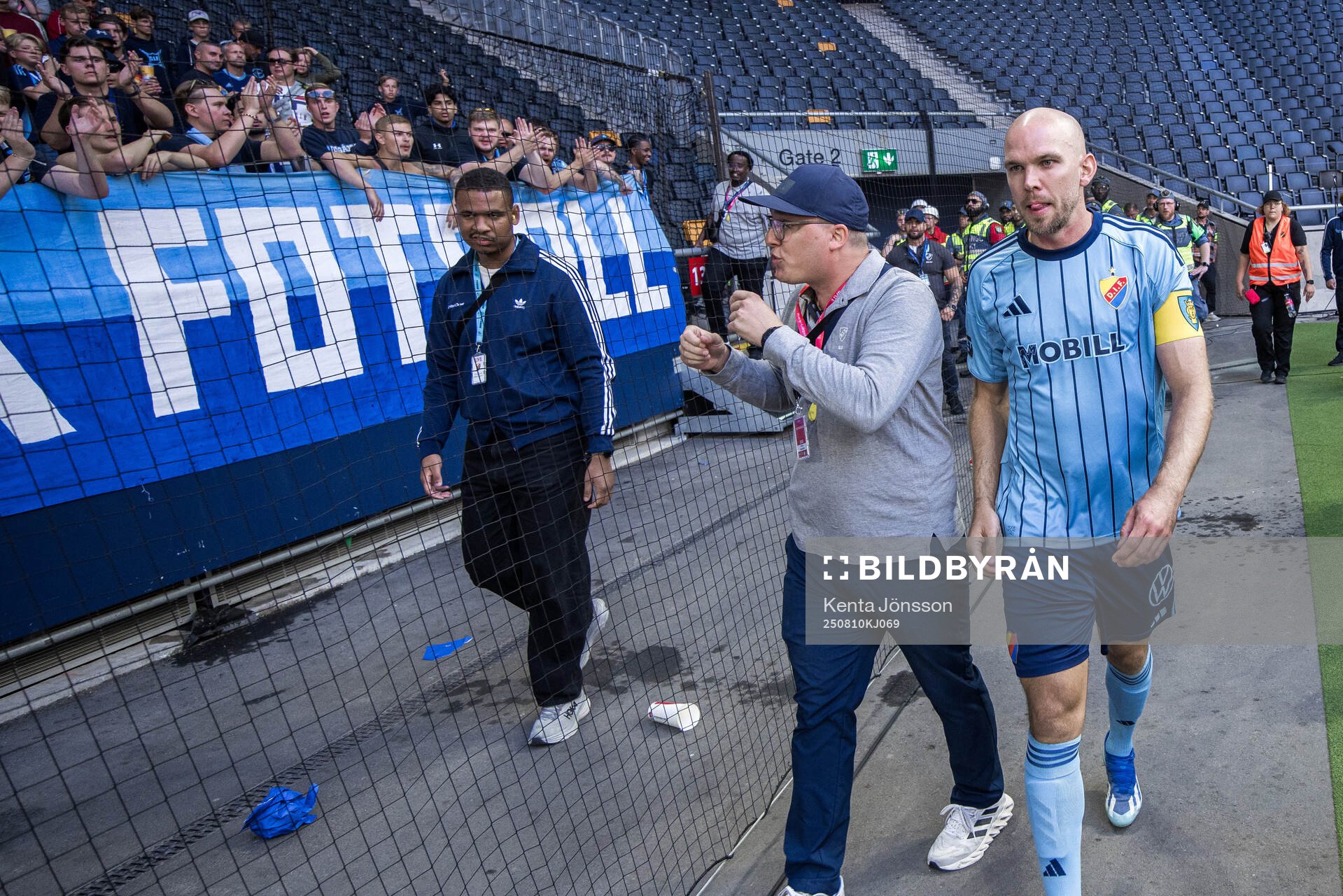 Djurgårdens Marcus Danielson pratar med Djurgårdens fans