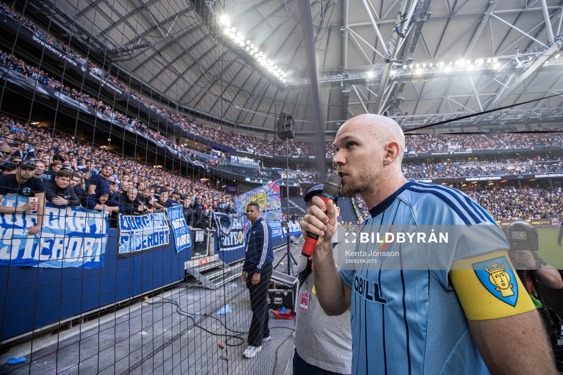 Djurgårdens Marcus Danielson pratar med Djurgårdens fans