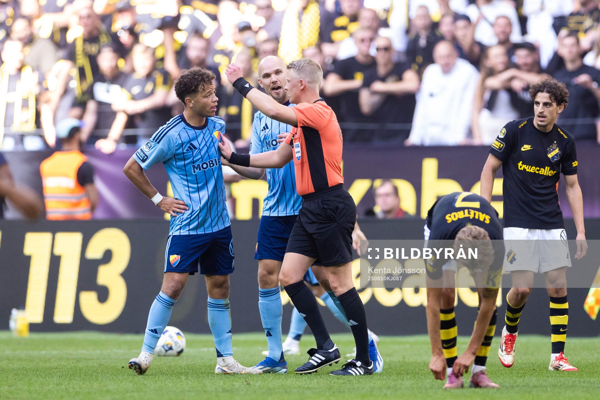 Djurgårdens Mikael Anderson får gult kort