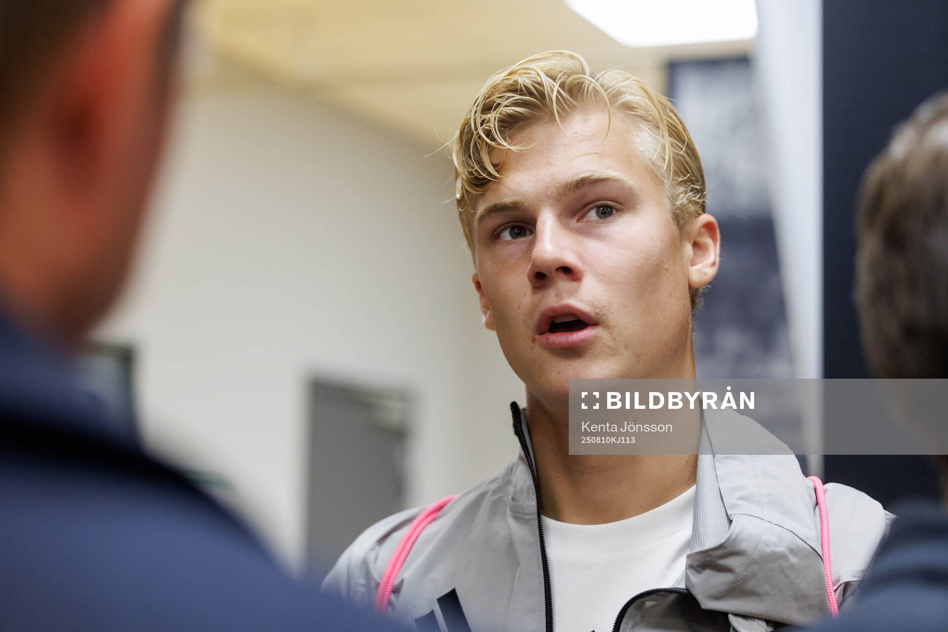 Djurgårdens Theo Bergvall i mixade zonen