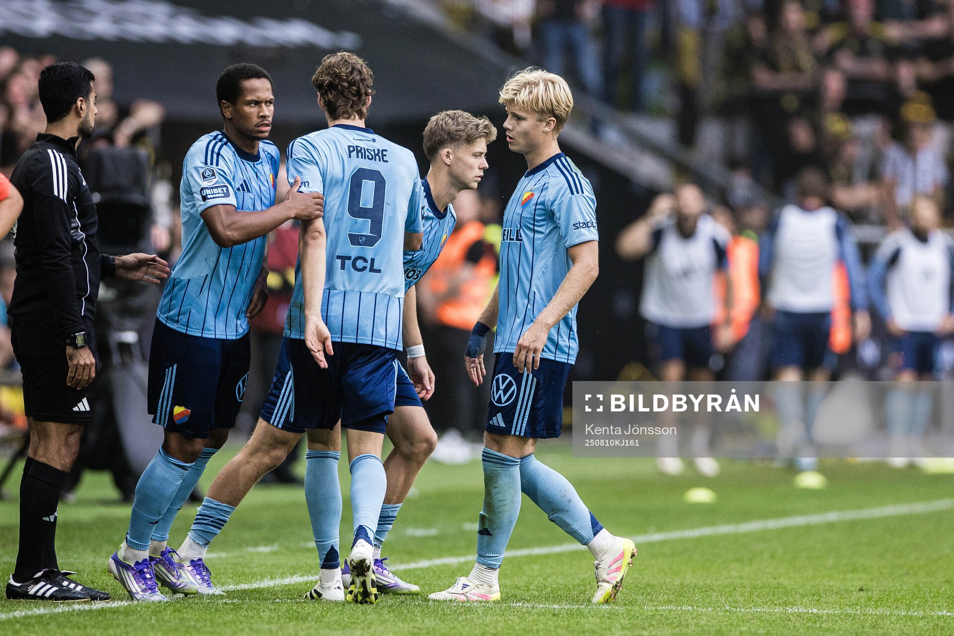 Djurgårdens Zakaria Sawo och Patric Åslund byts in mot