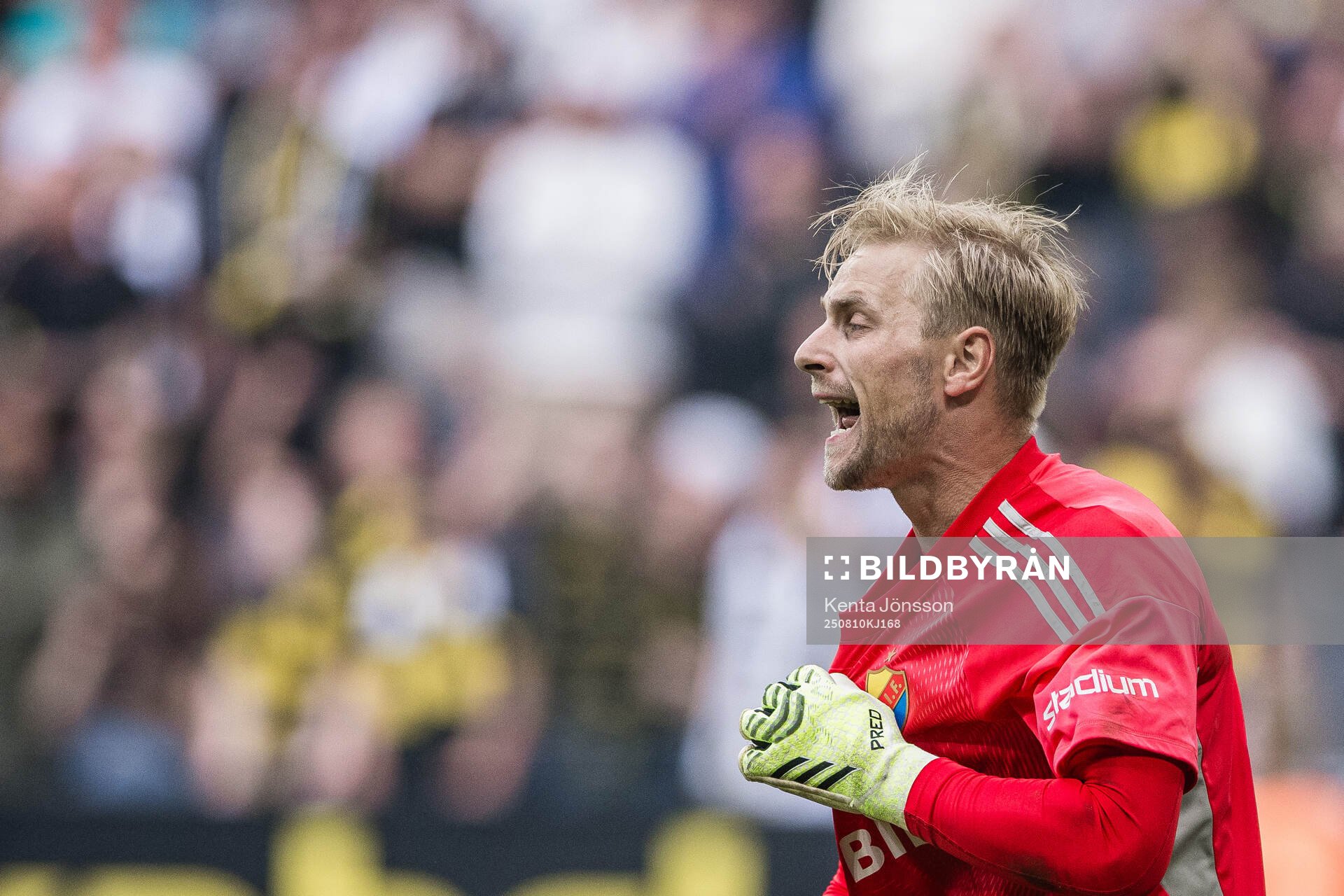 Djurgårdens målvakt Jacob Rinne reagerar