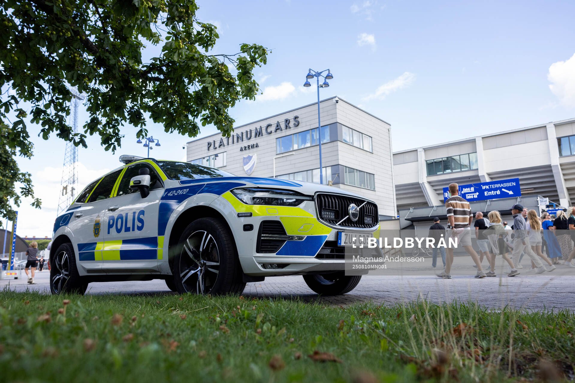 En polisbil utanför Platinumcars Arena