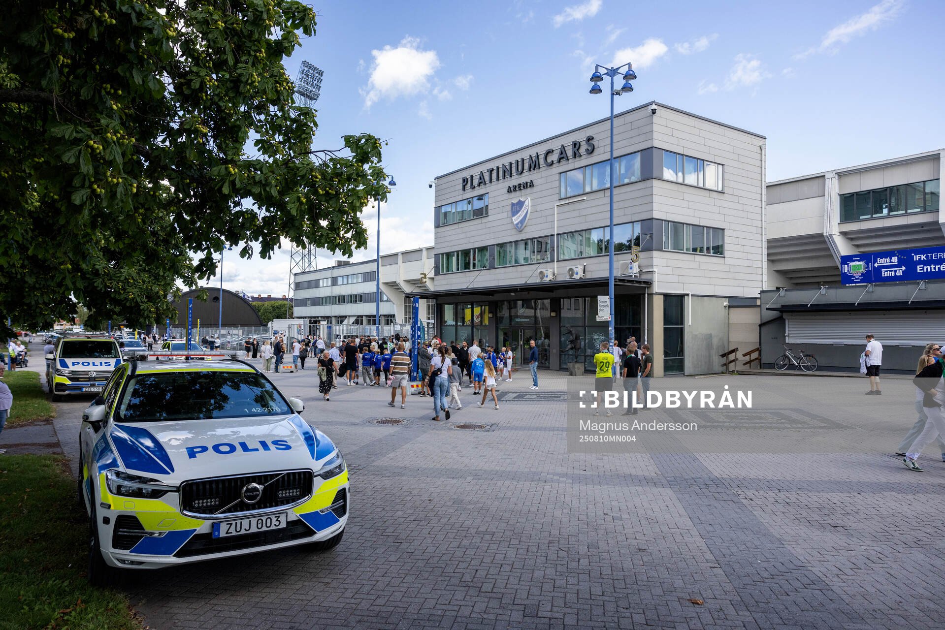 En polisbil utanför Platinumcars Arena