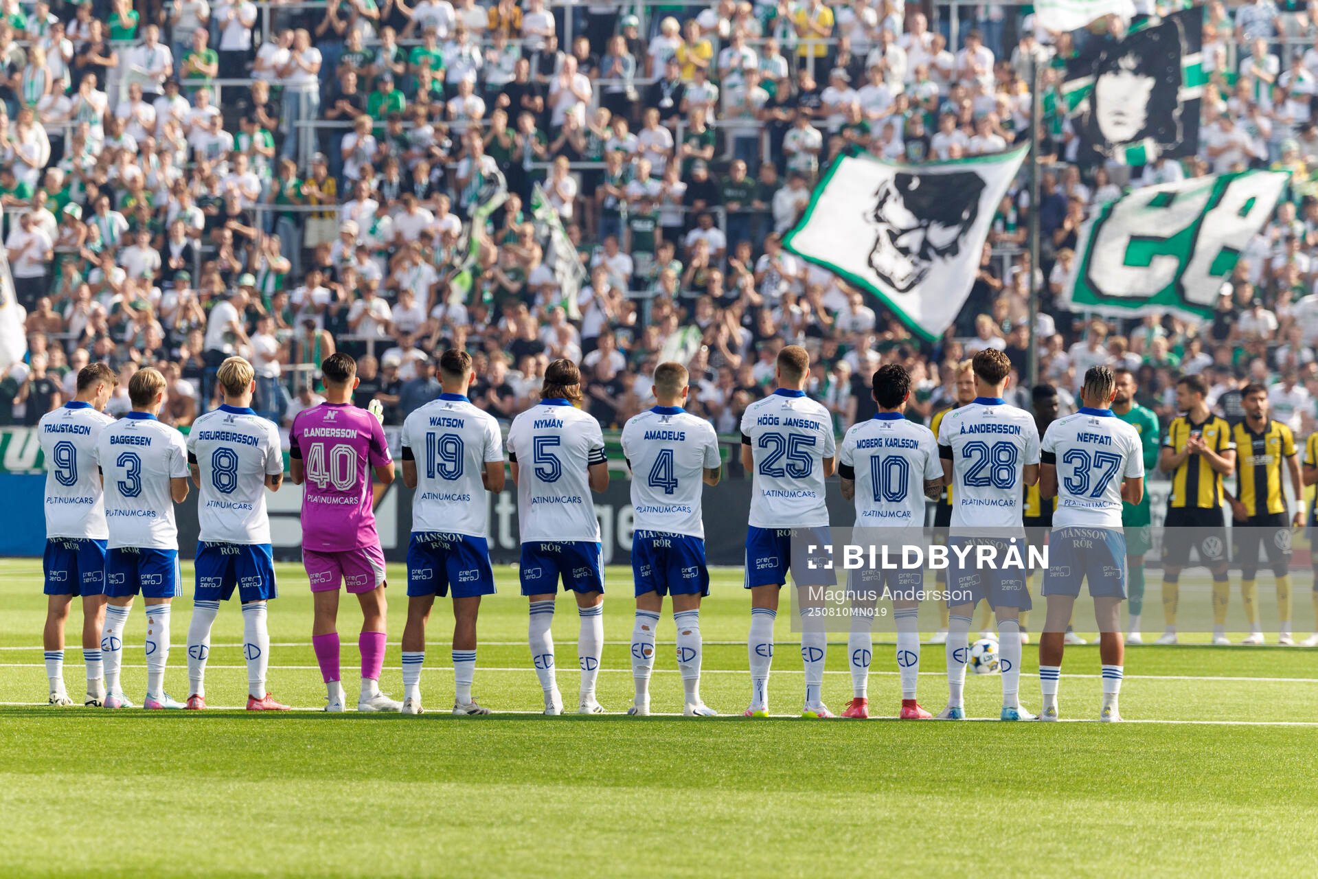 IFK Norrköpings och Hammarbys spelare hedrar Ove Kindvall