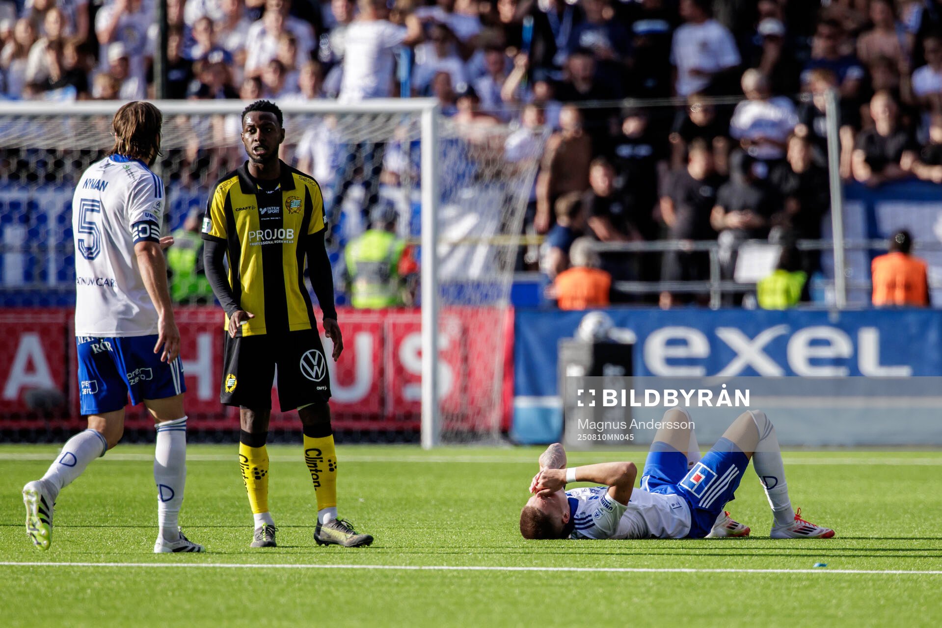 IFK Norrköpings Jonatan Gudni Arnarsson ligger på gräset