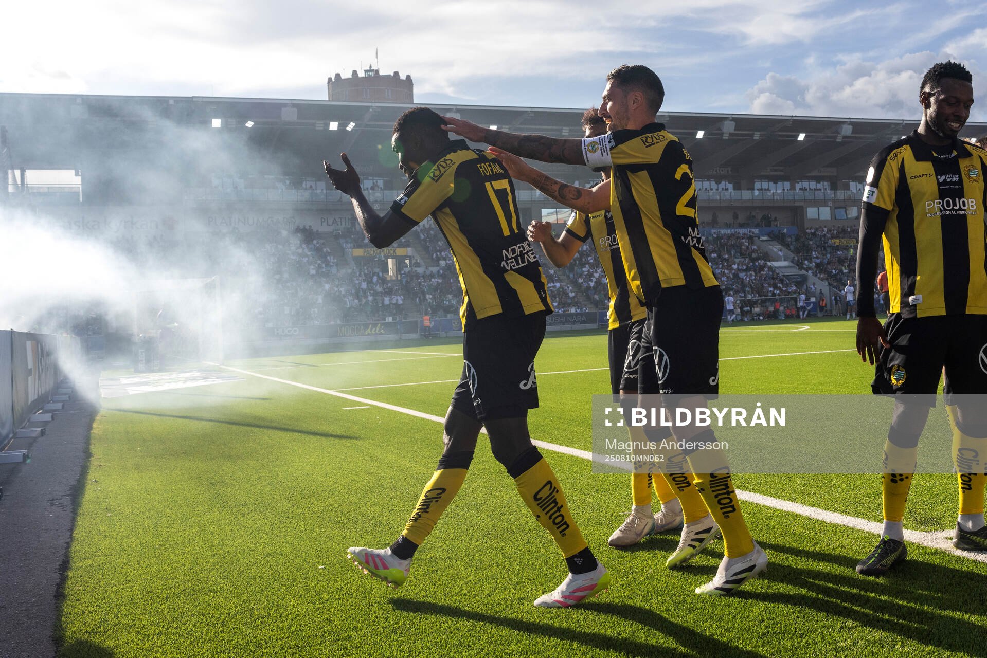 Hammarbys Ibrahima Breze Fofana jublar med lagkamrater
