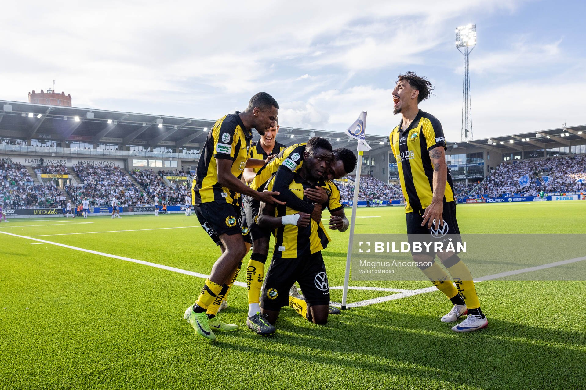 Hammarbys Ibrahima Breze Fofana jublar med lagkamrater