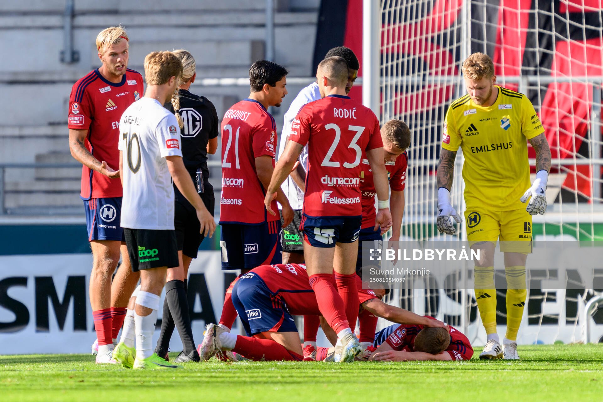 Östers Daniel Ask ligger på gräset
