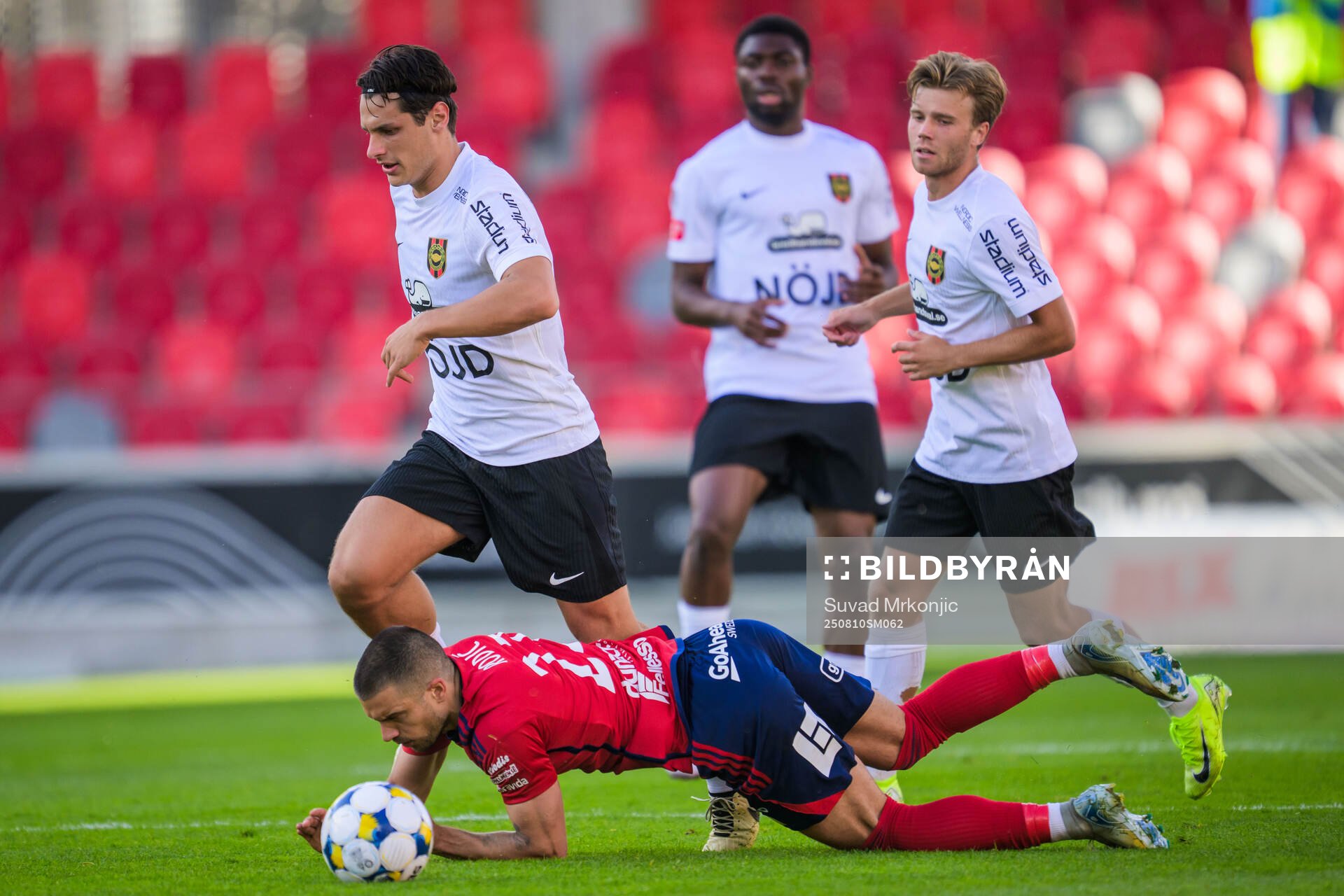 Brommapojkarnas Kevin Ackermann och Östers Vladimir Rodic