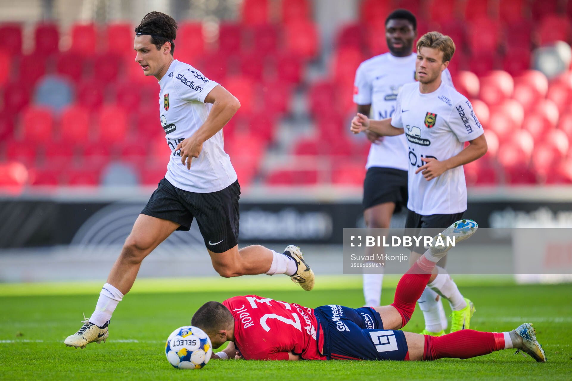 Brommapojkarnas Kevin Ackermann och Östers Vladimir Rodic