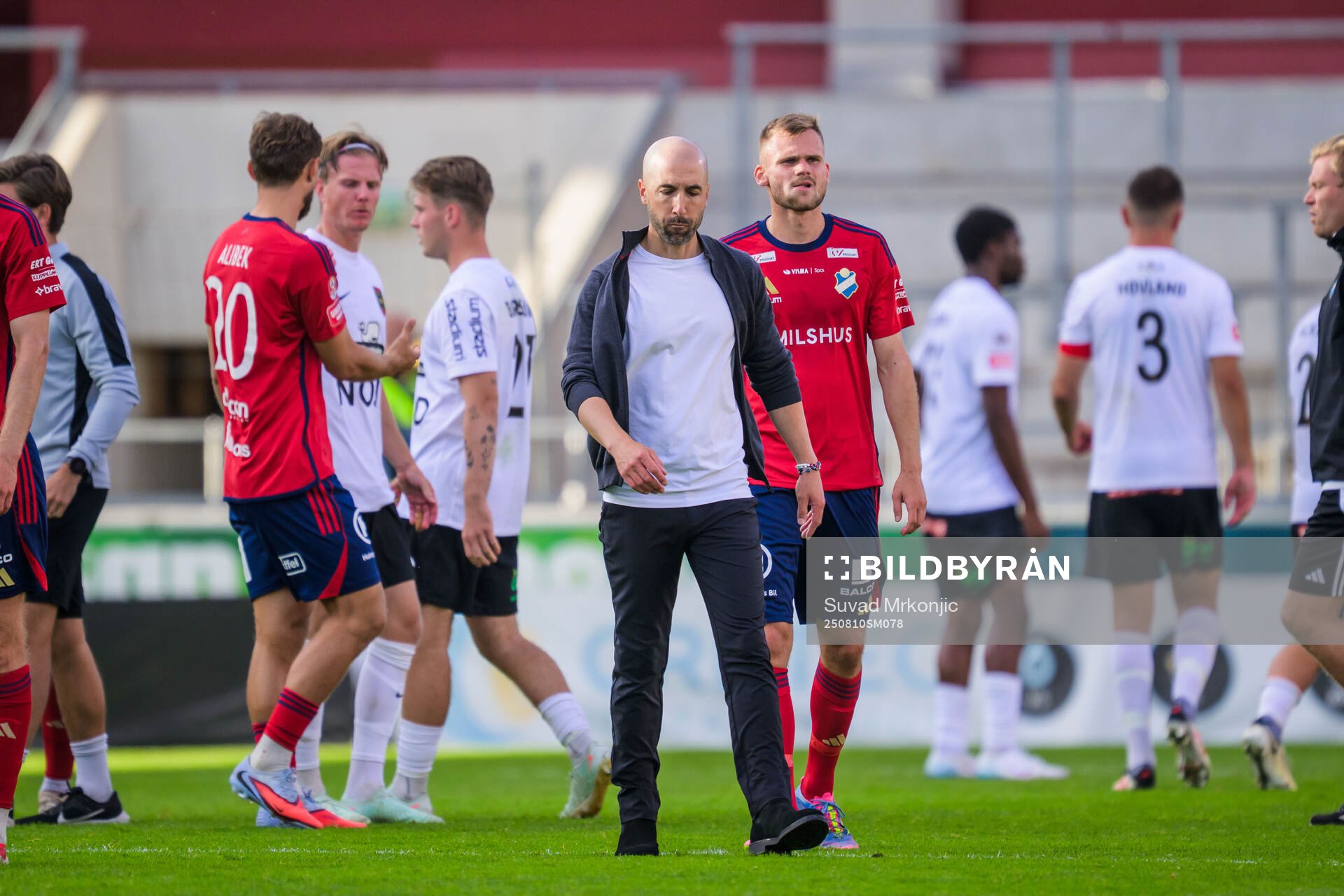 Östers tränare Martin Foyston och Oscar Uddenäs deppar