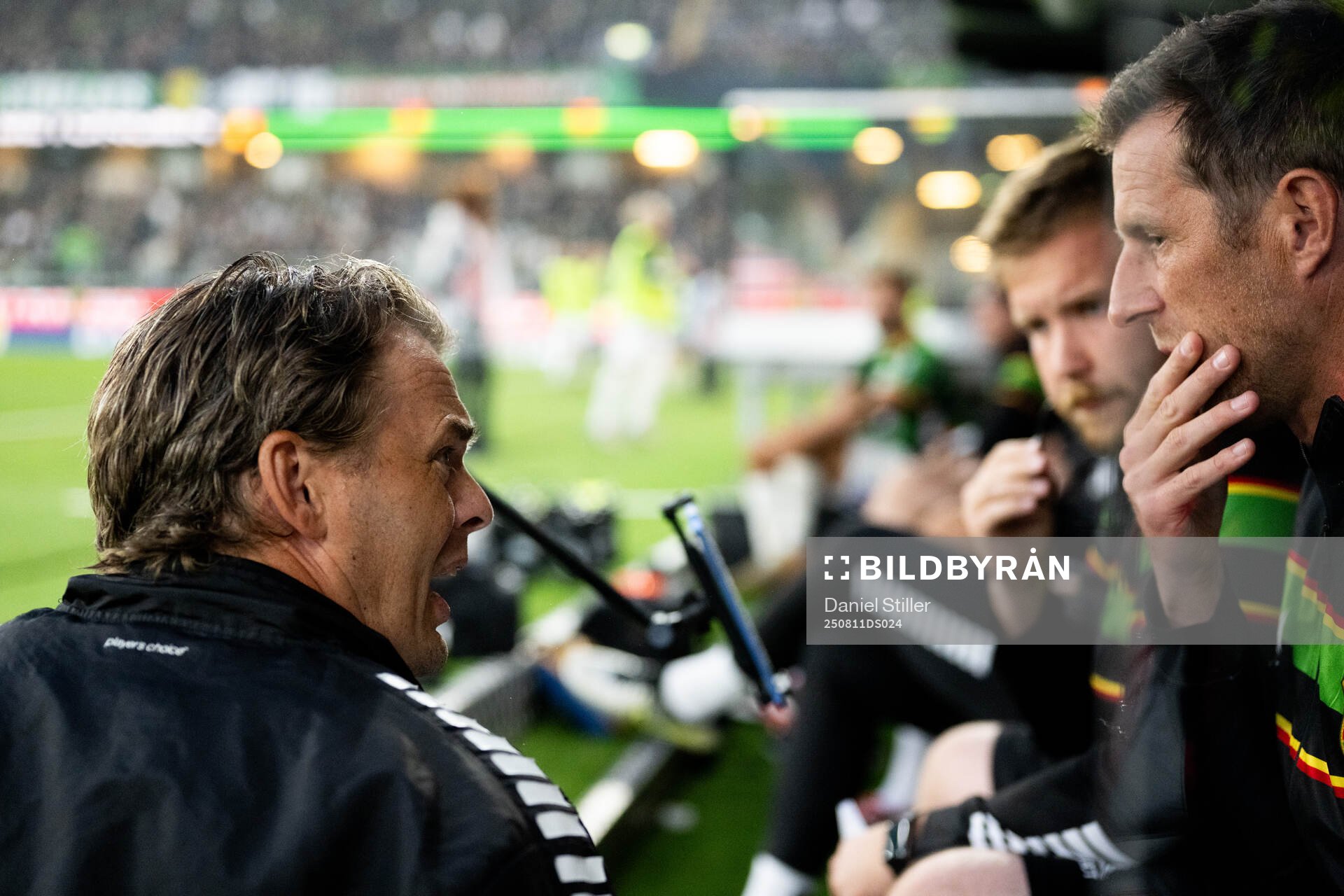 GAIS tränare Fredrik Holmberg pratar med assisterande