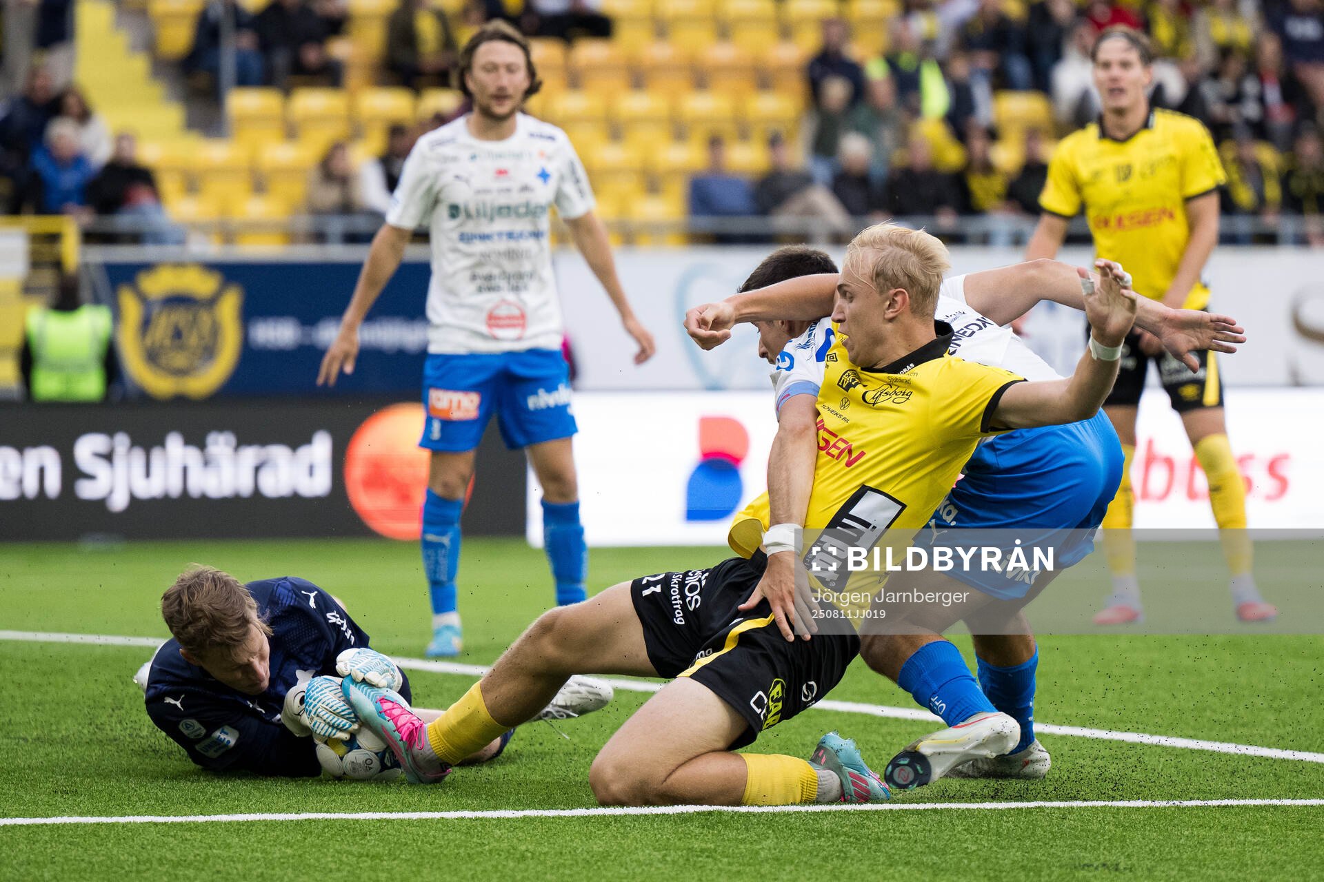Värnamos målvakt Hugo Keto och Elfsborgs Leo Östman
