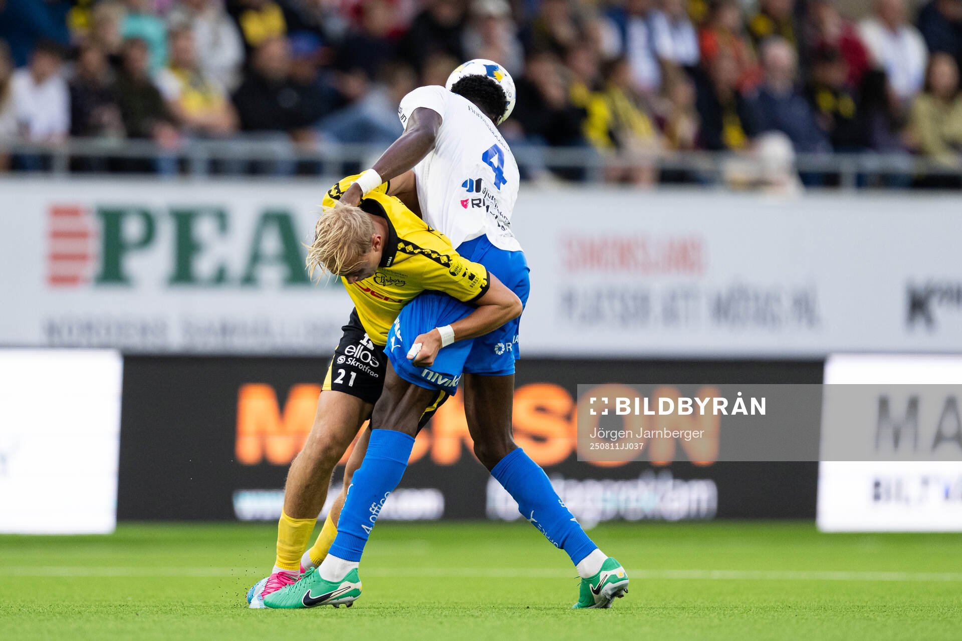 Elfsborgs Leo Östman och Värnamos Rufai Mohammed