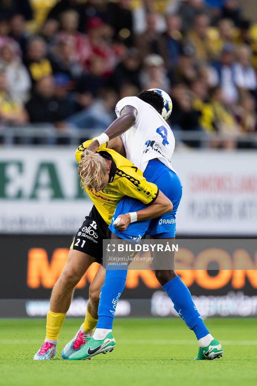 Elfsborgs Leo Östman och Värnamos Rufai Mohammed
