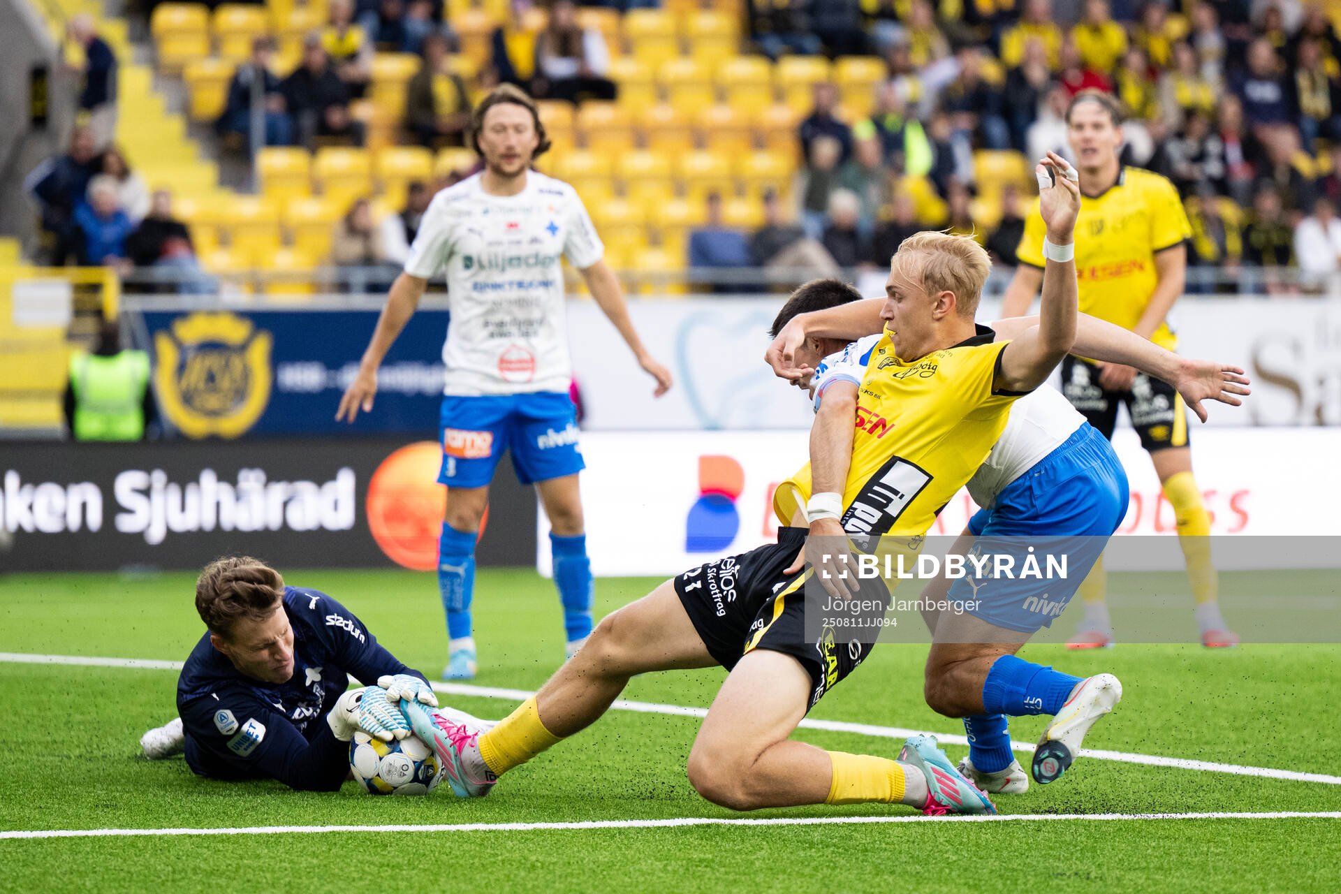 Värnamos målvakt Hugo Keto och Elfsborgs Leo Östman