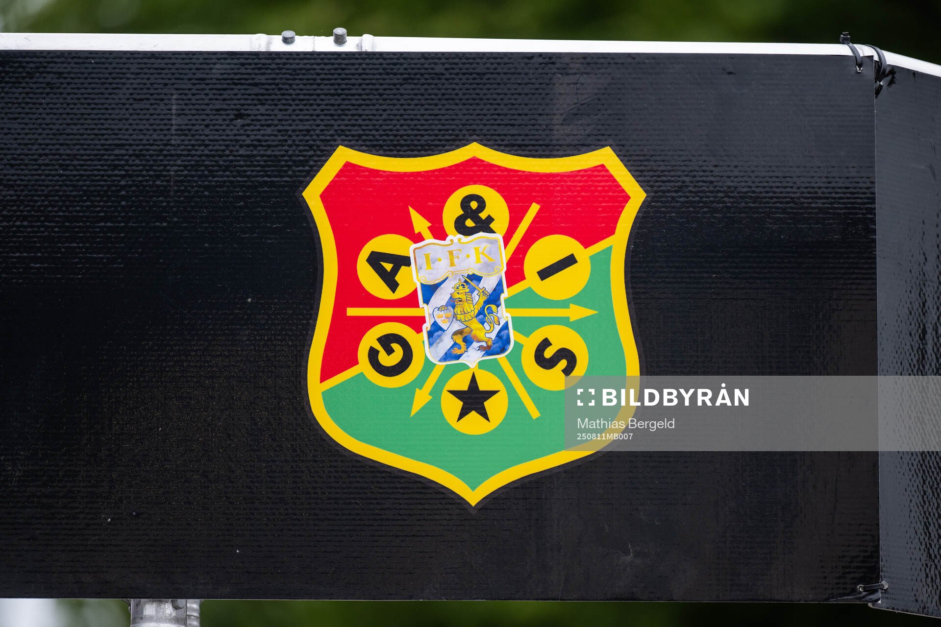 Ett IFK Göteborgs-klistermärke på GAIS emblem