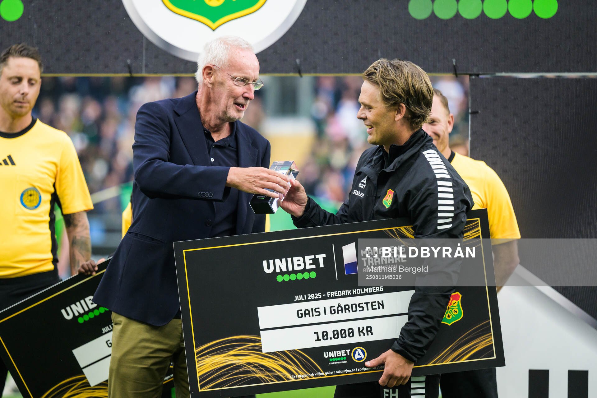 GAIS tränare Fredrik Holmberg tar emot priset månadens