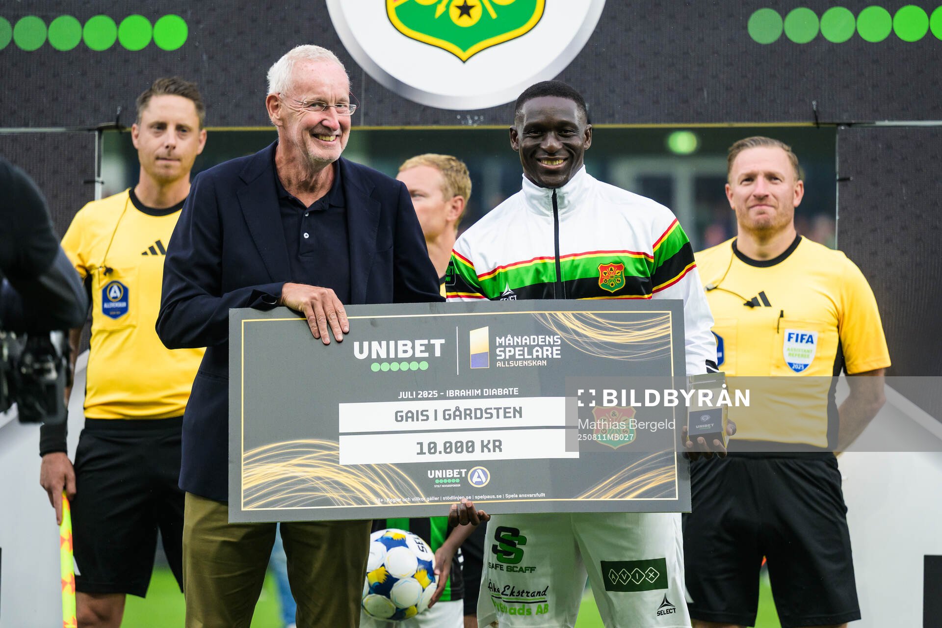 GAIS Ibrahim Diabate tar emot priset för månadens spelare