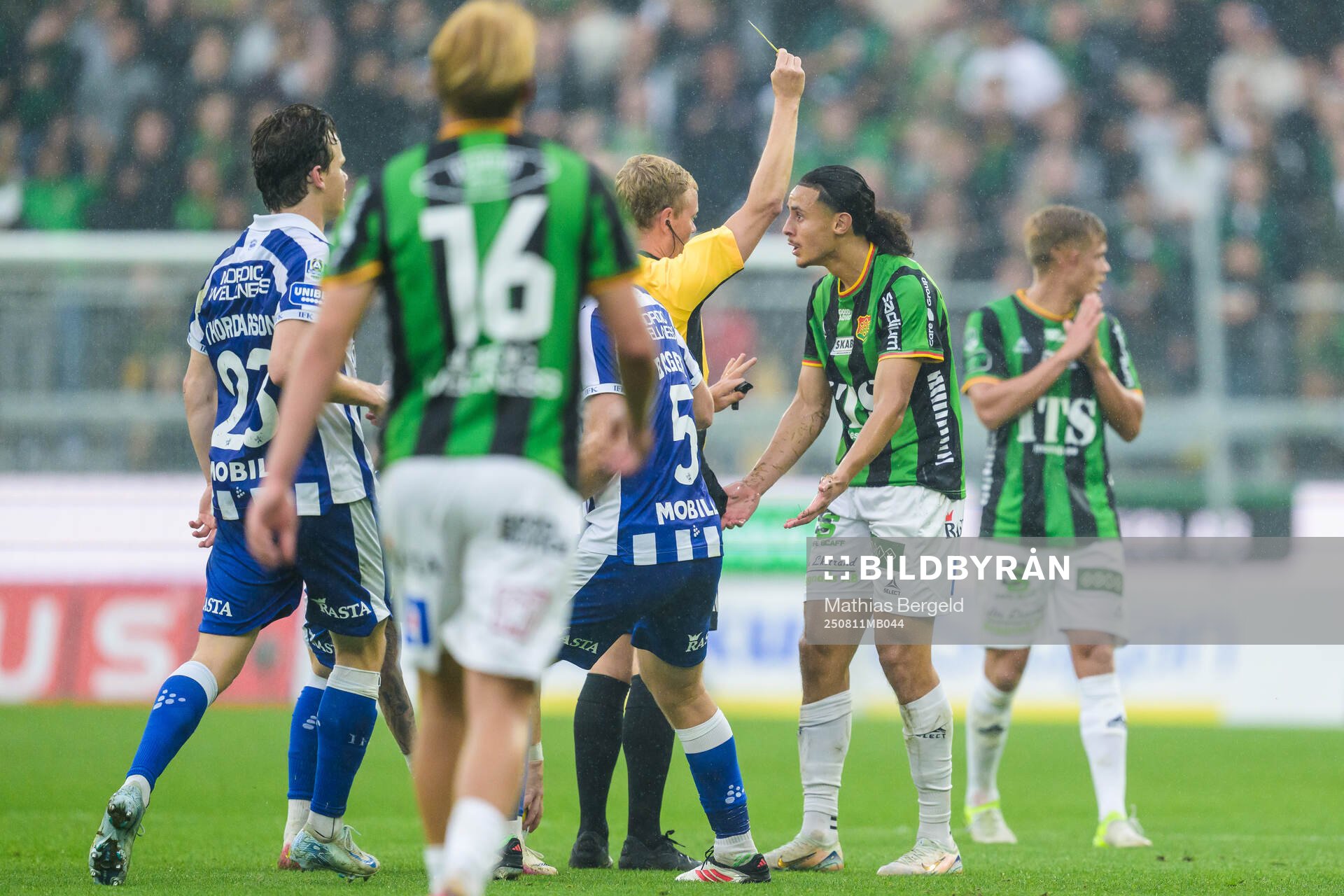 GAISs Amin Boudri tilldelas ett gult kort av domare Fredrik