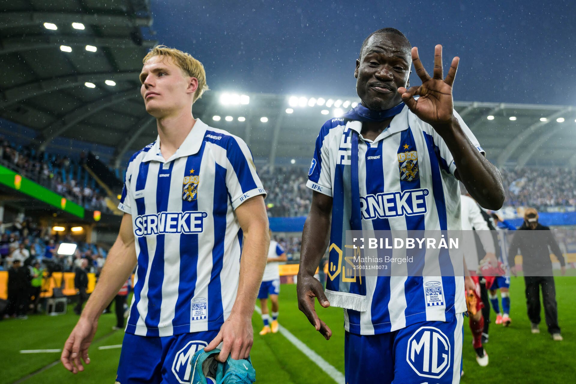 IFK Göteborgs Max Fenger och Saidou Alioum Moubarak jublar