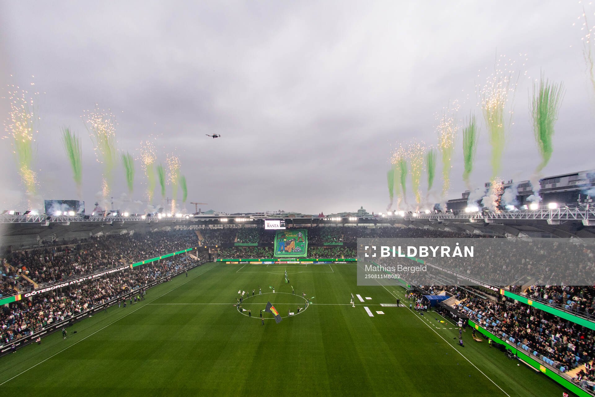 Fyrverkerier på taket till Gamla Ullevi