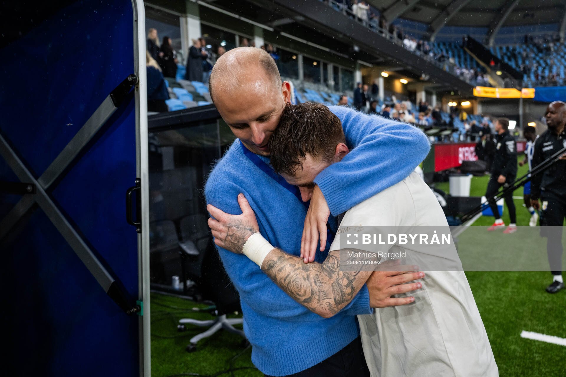 IFK Göteborgs scout David Vukovic och Tobias Heintz jublar