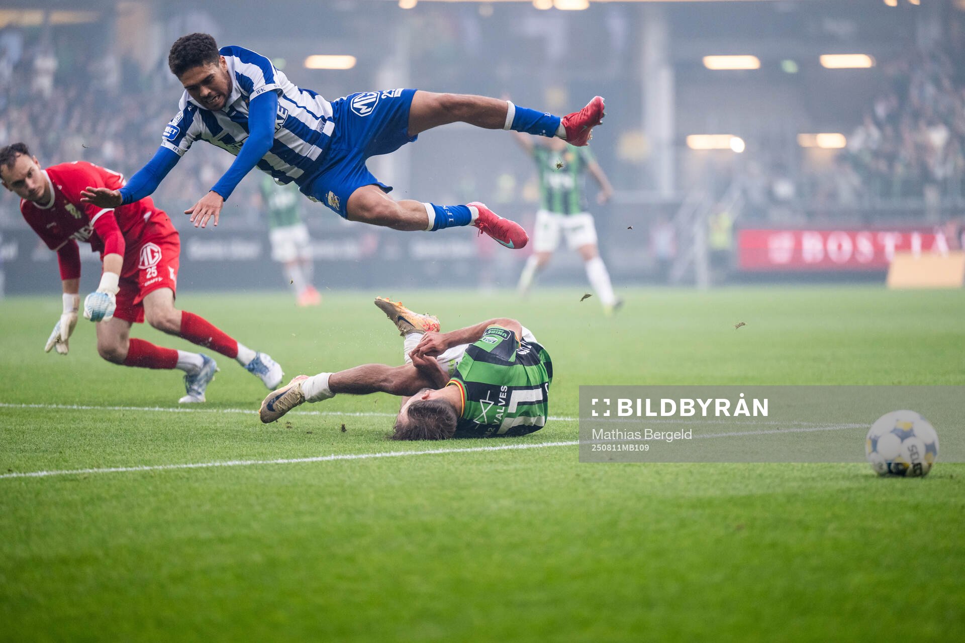 IFK Göteborgs målvakt Elis Bishesari och Thomas Santos