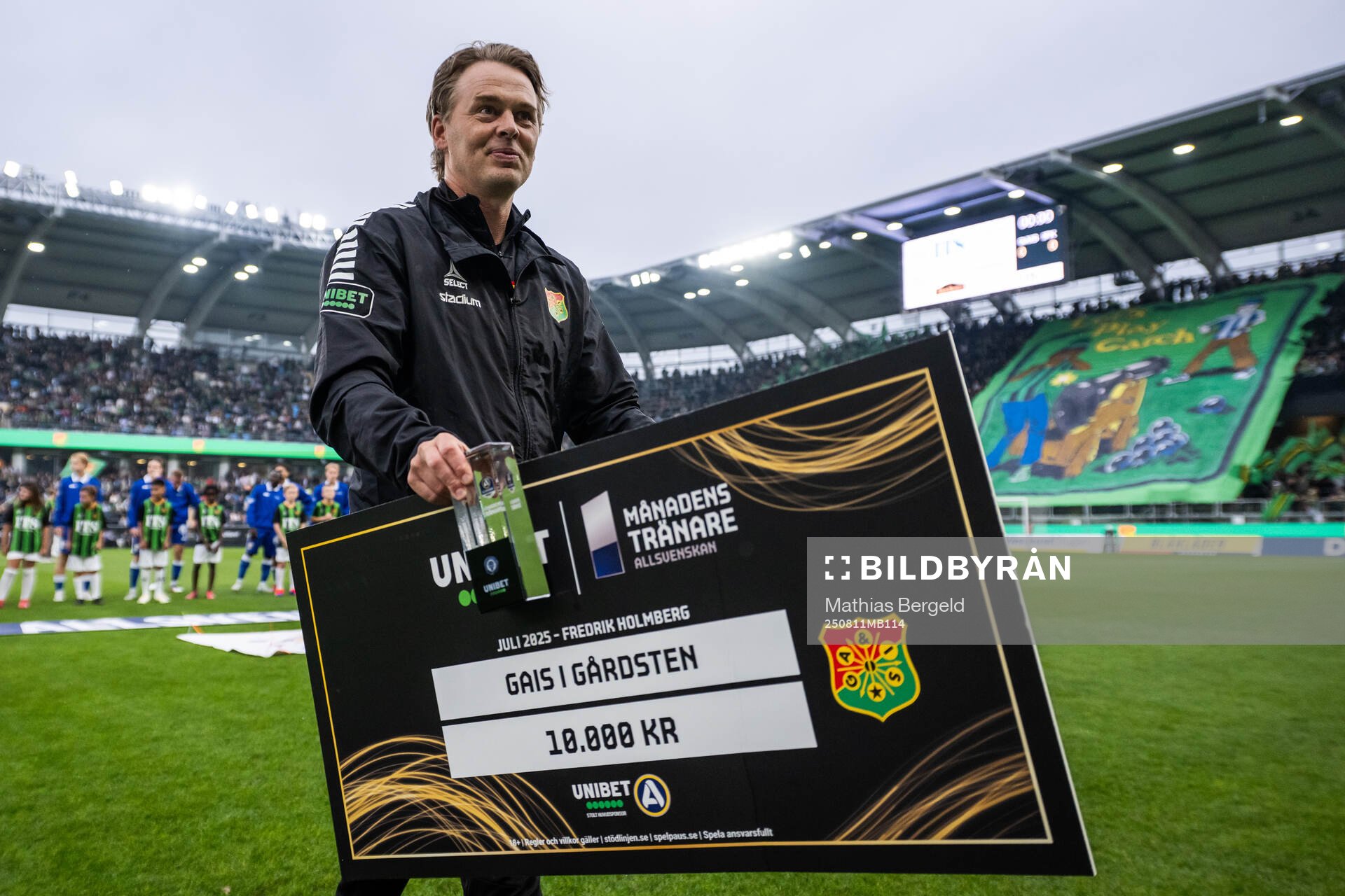 GAIS tränare Fredrik Holmberg med priset för månadens