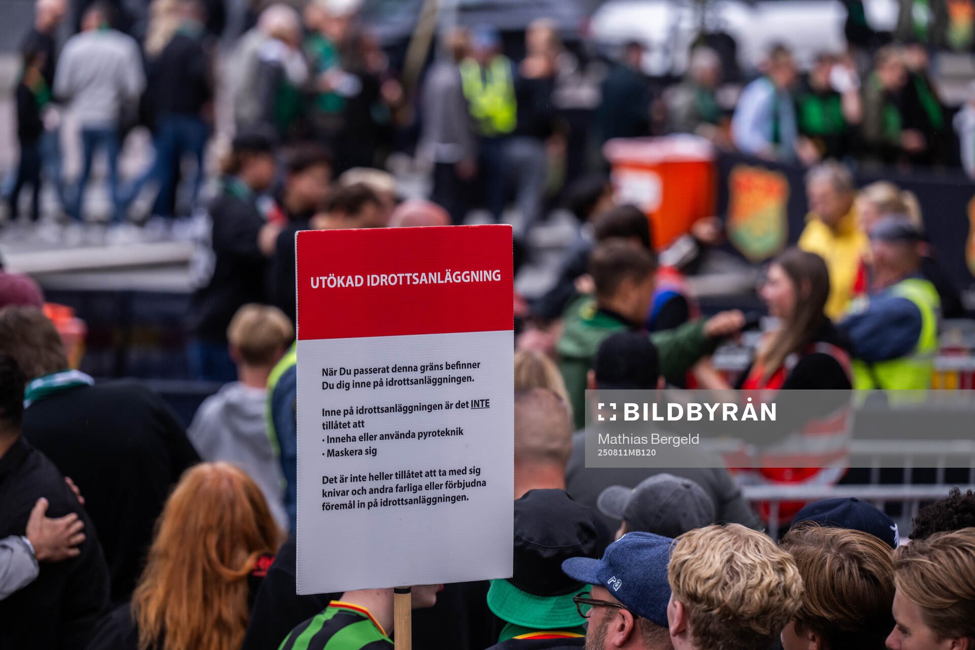 En informationsskylt utanför arenan