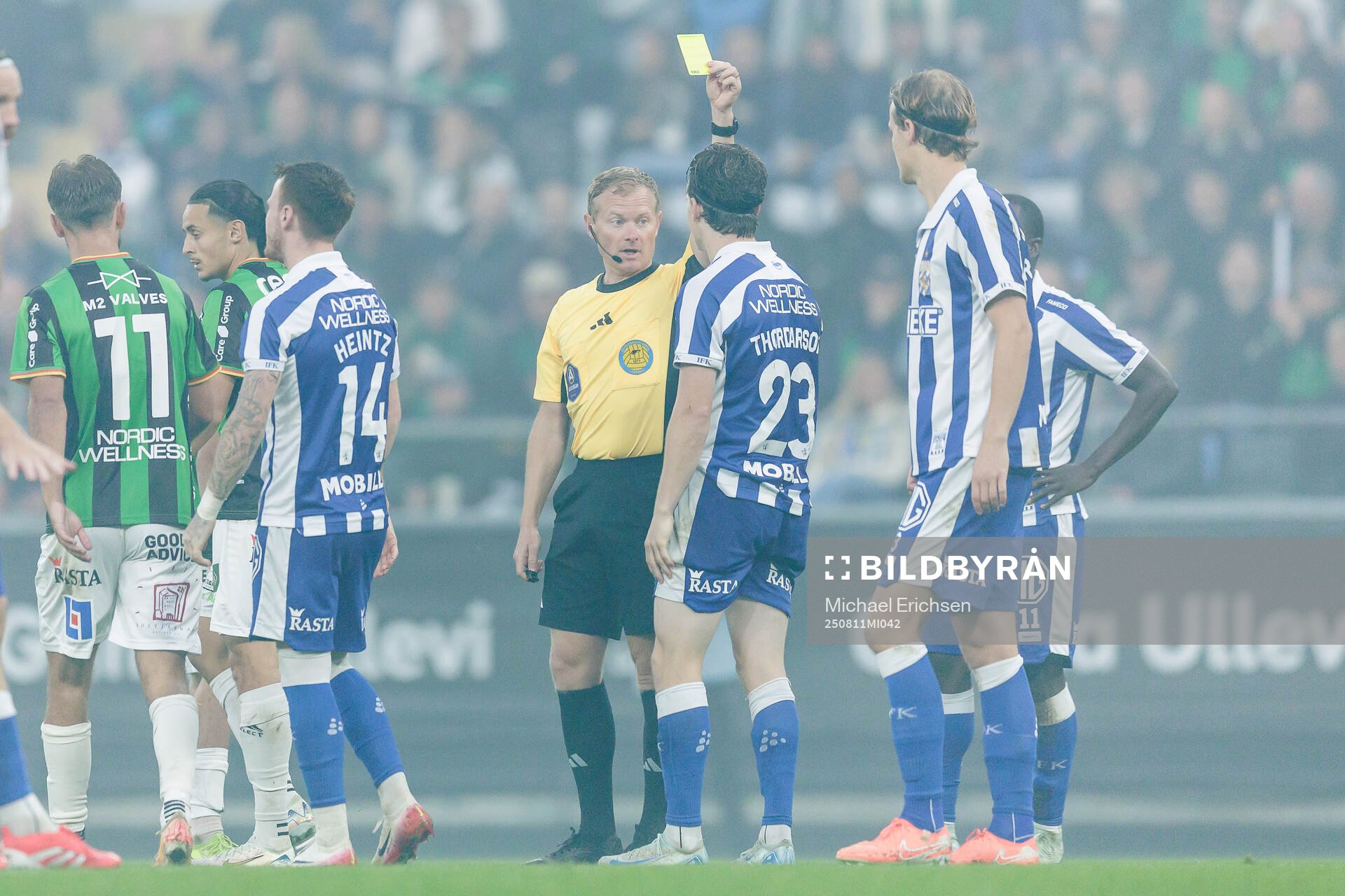 IFK Göteborgs Kolbeinn Thordarson tilldelas ett gult kort