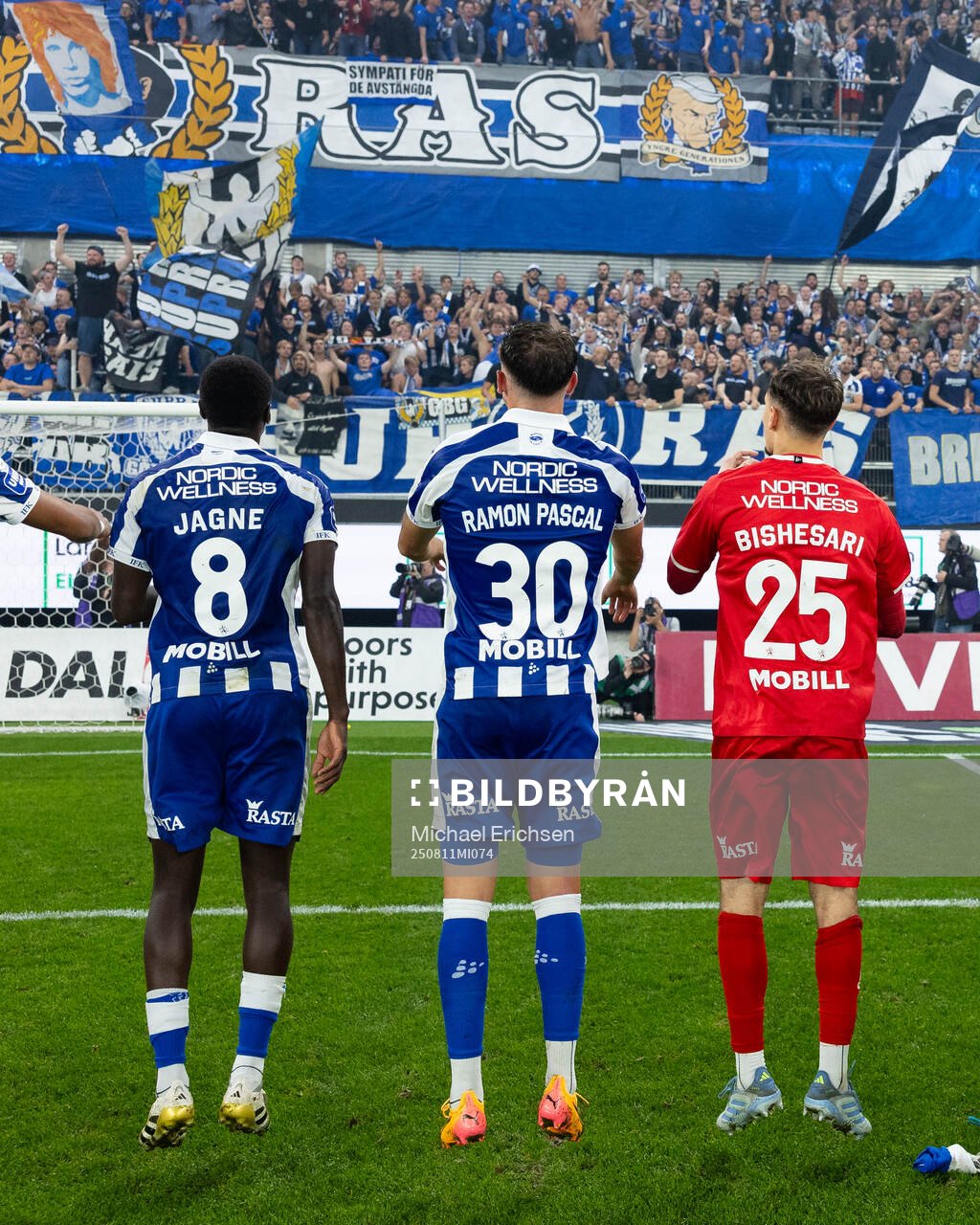 IFK Göteborgs spelare jublar framför klacken