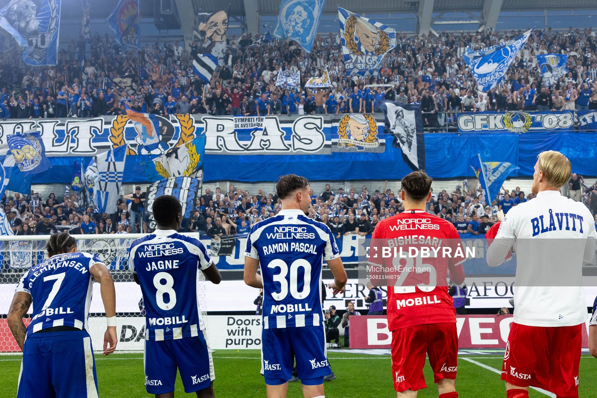 IFK Göteborgs spelare jublar framför klacken
