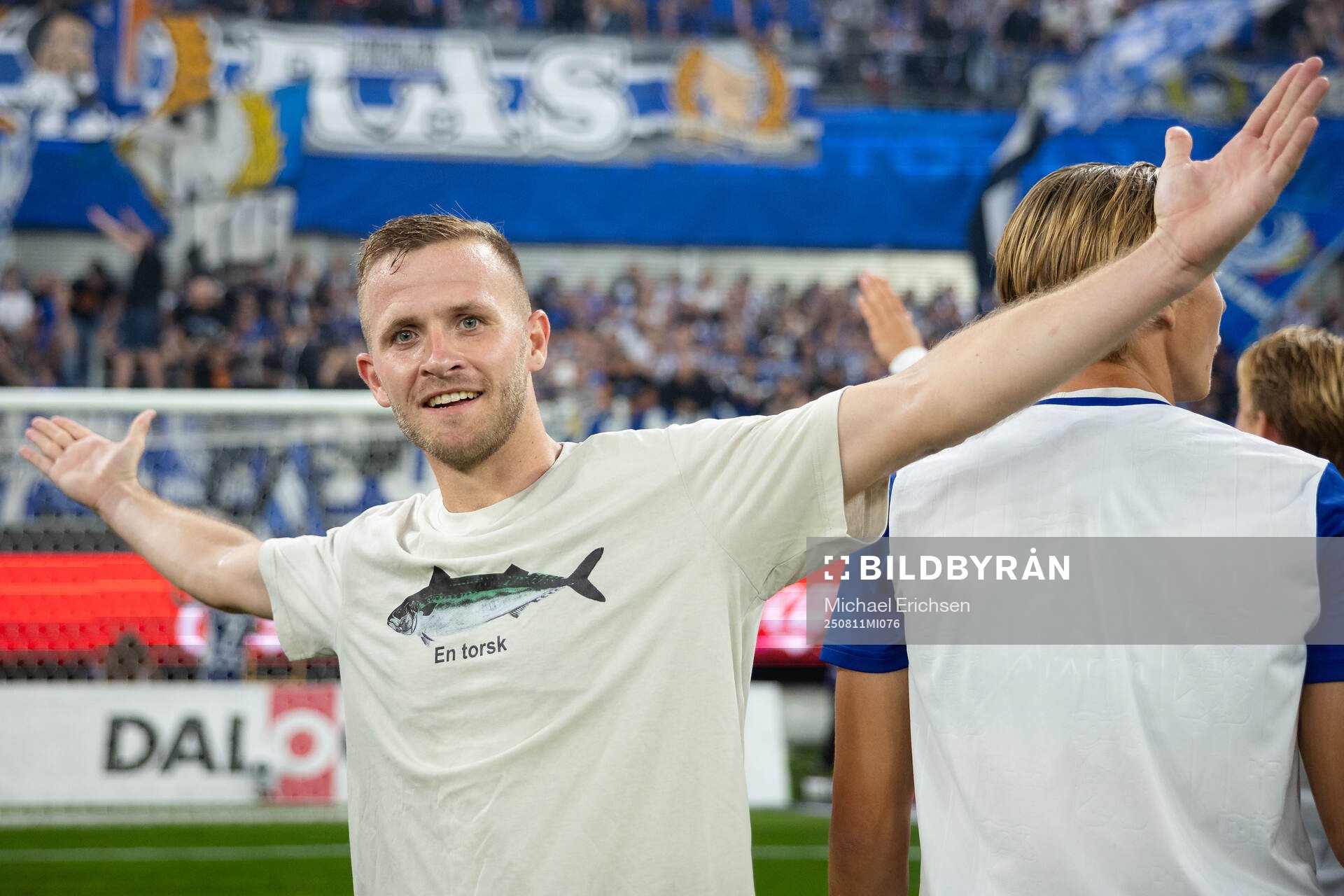 IFK Göteborgs Jonas Bager jublar framför klacken