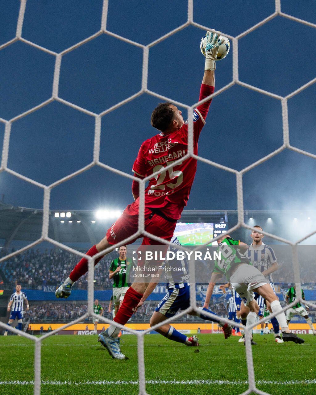 IFK Göteborgs målvakt Elis Bishesari räddar ett avslut