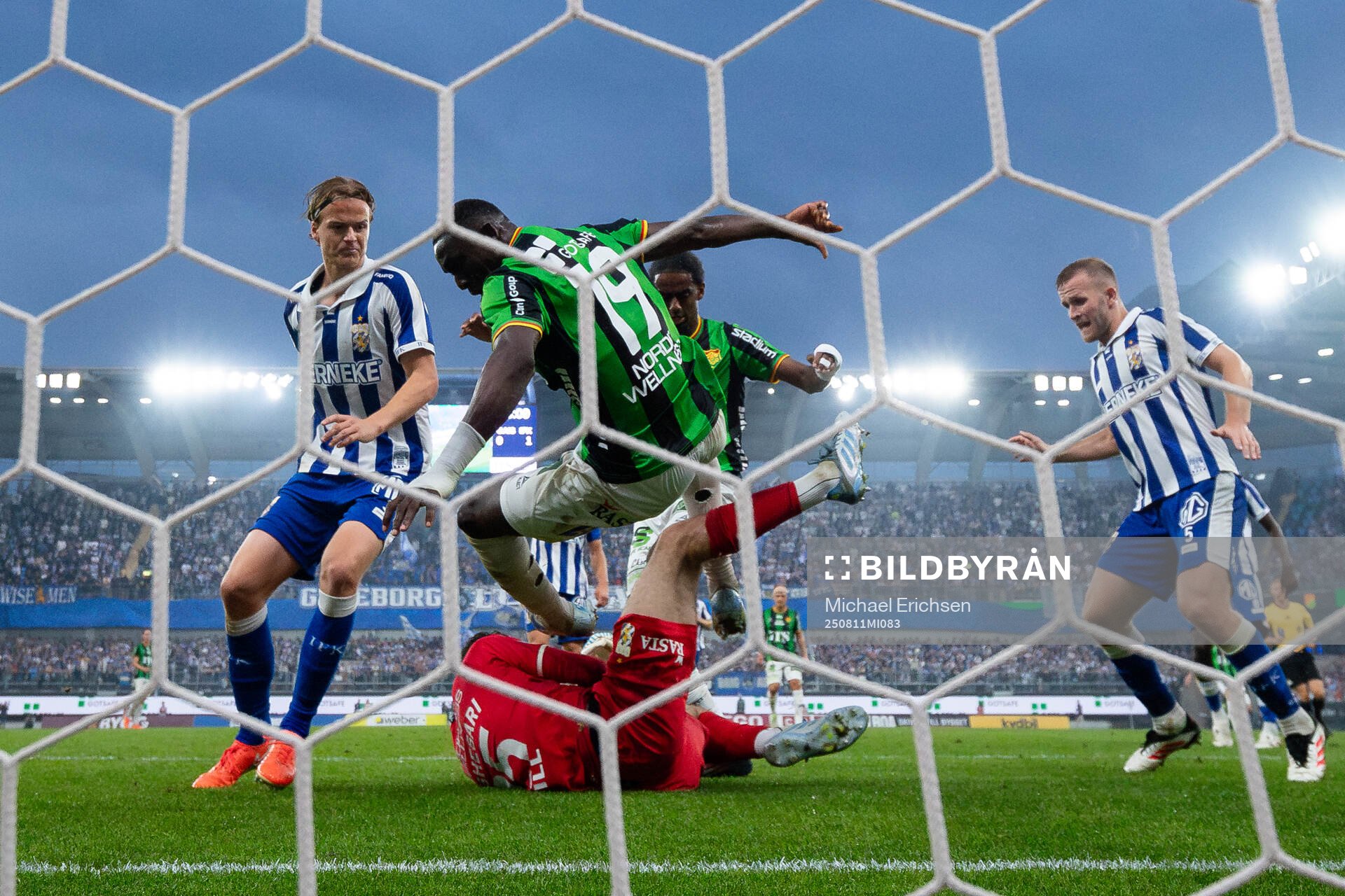 IFK Göteborgs August Erlingmark, målvakt Elis Bishesari