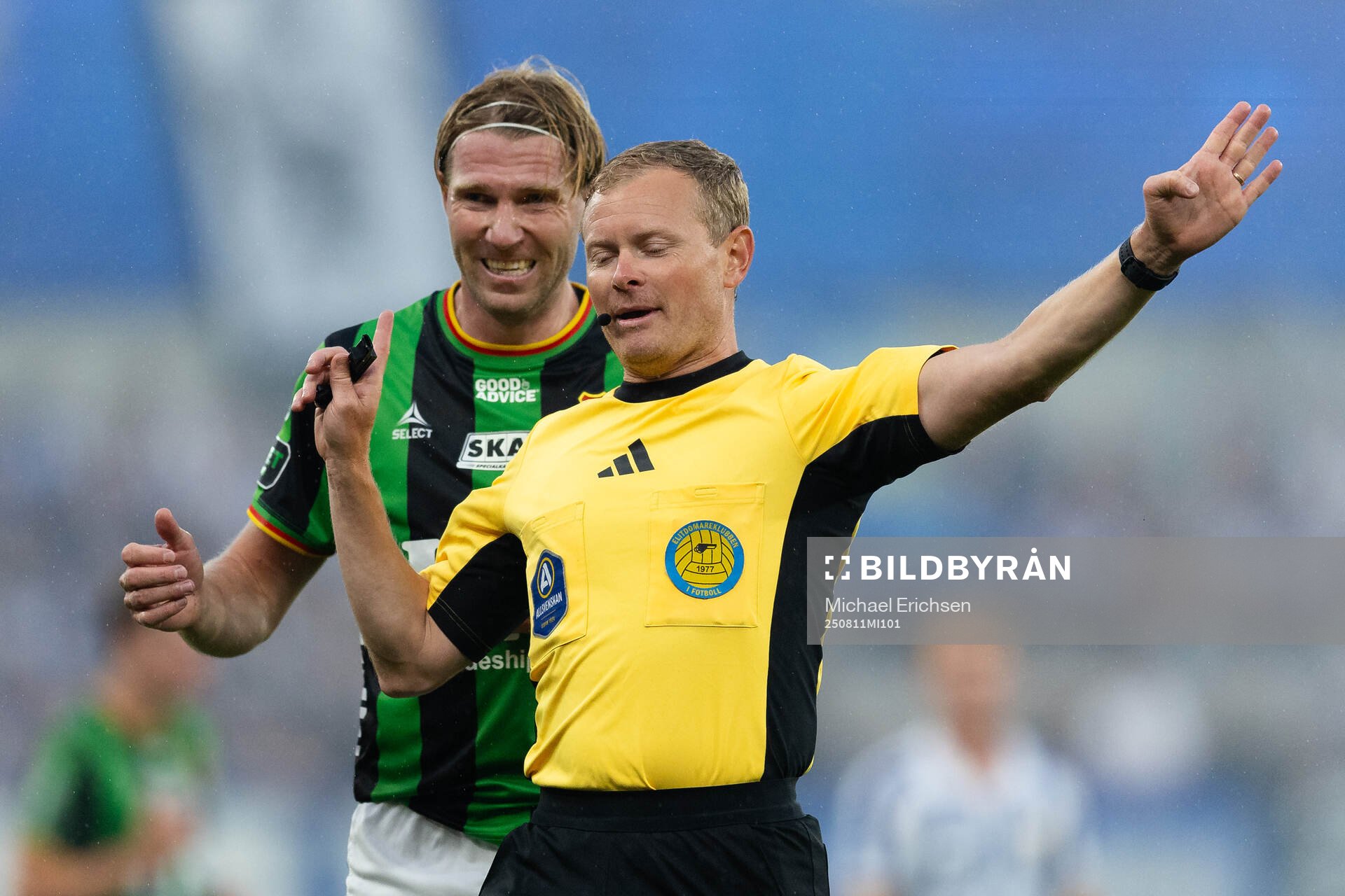 GAIS August Wängberg och domare Fredrik Klitte