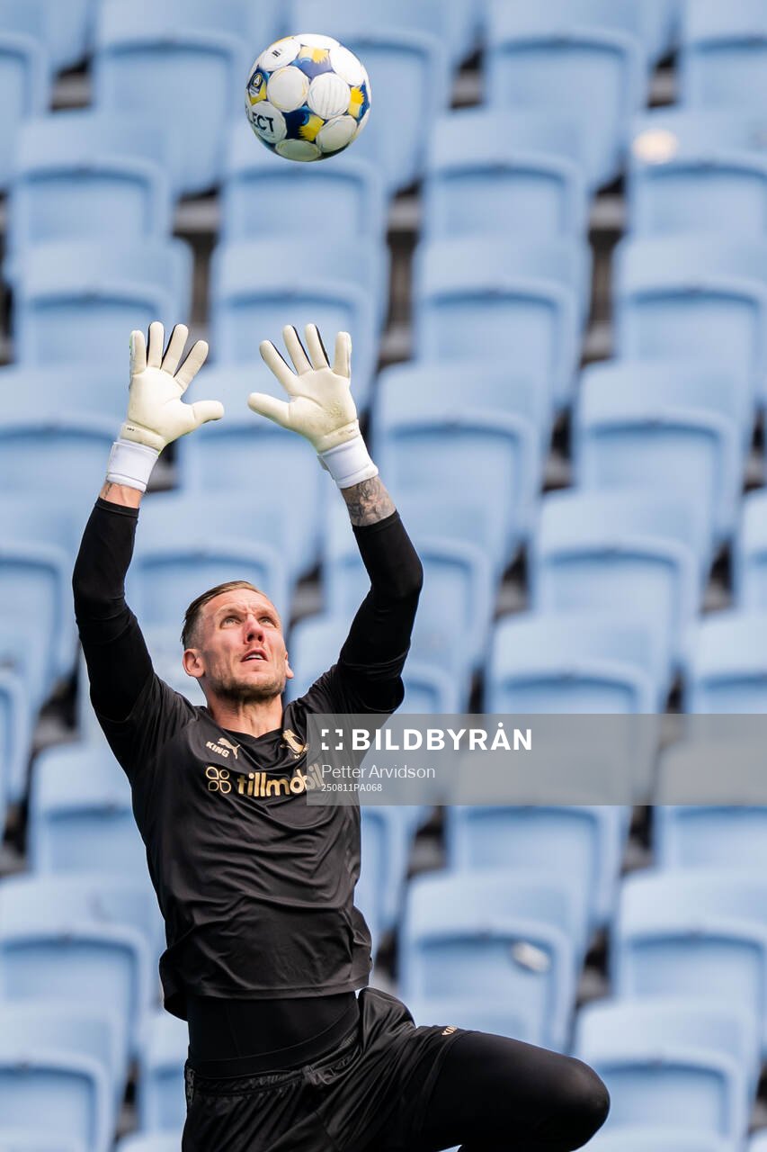 Goalkeeper Robin Olsen