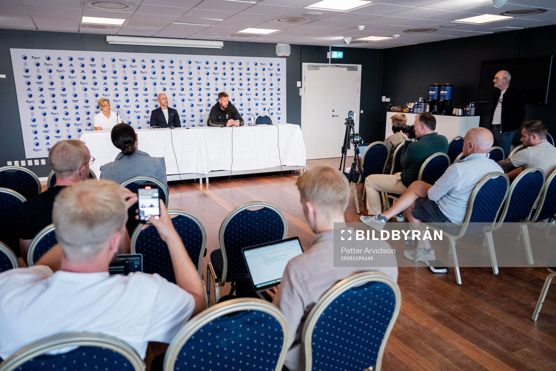 Head coach Henrik Rydström and Pontus Jansson of Malmö FF