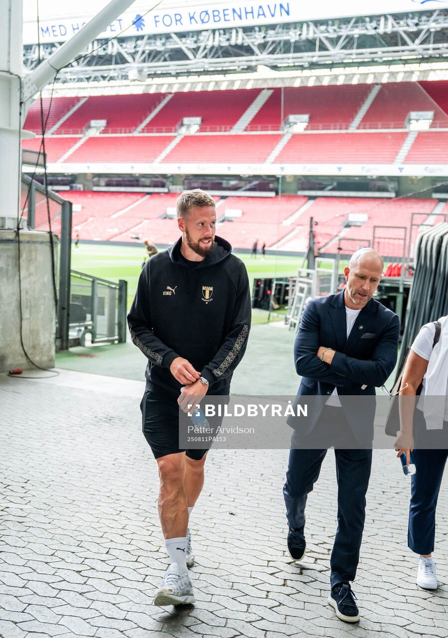 Pontus Jansson and head coach Henrik Rydström of Malmö FF