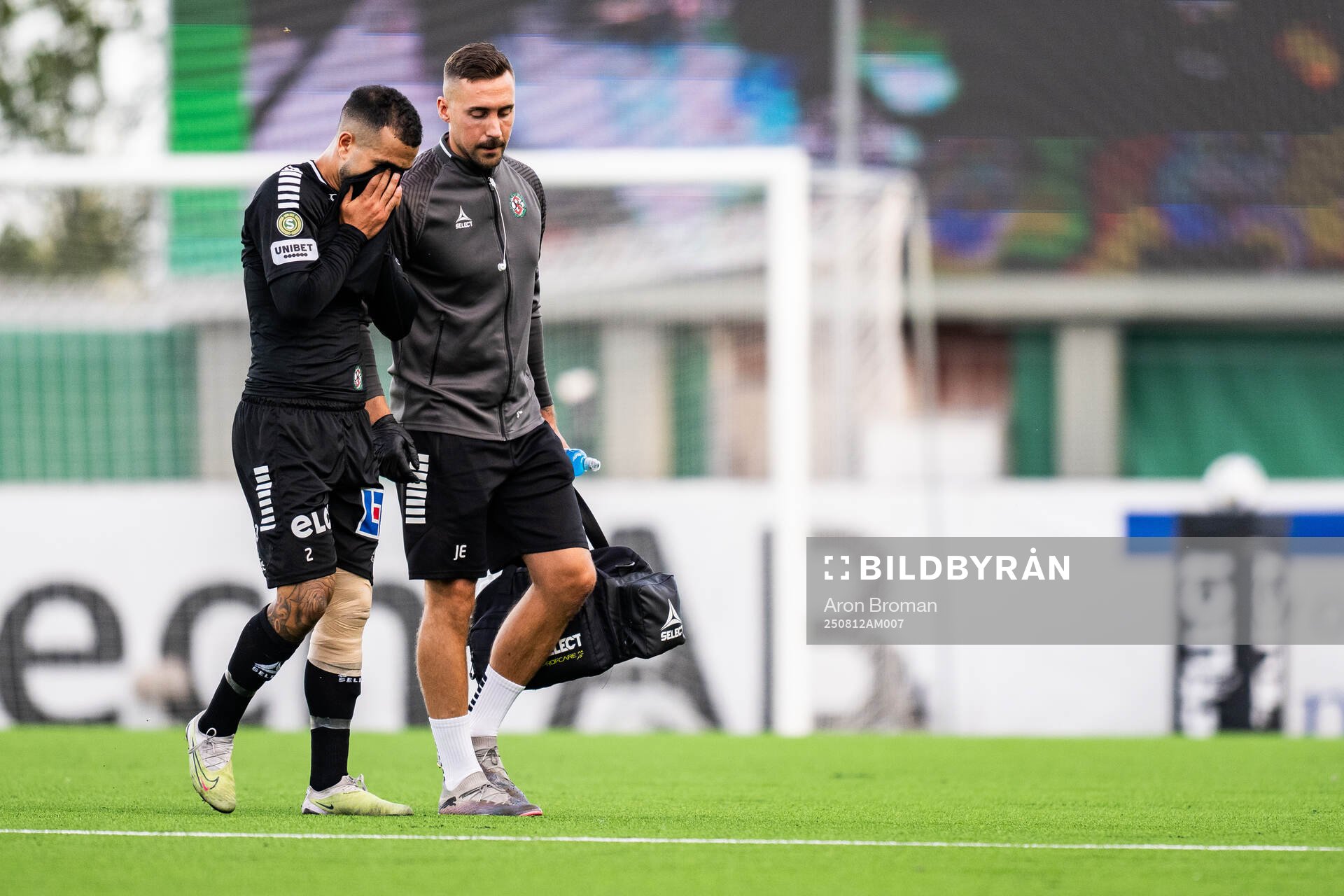 Örebros Alai Hussain Ghasem lämnar plan