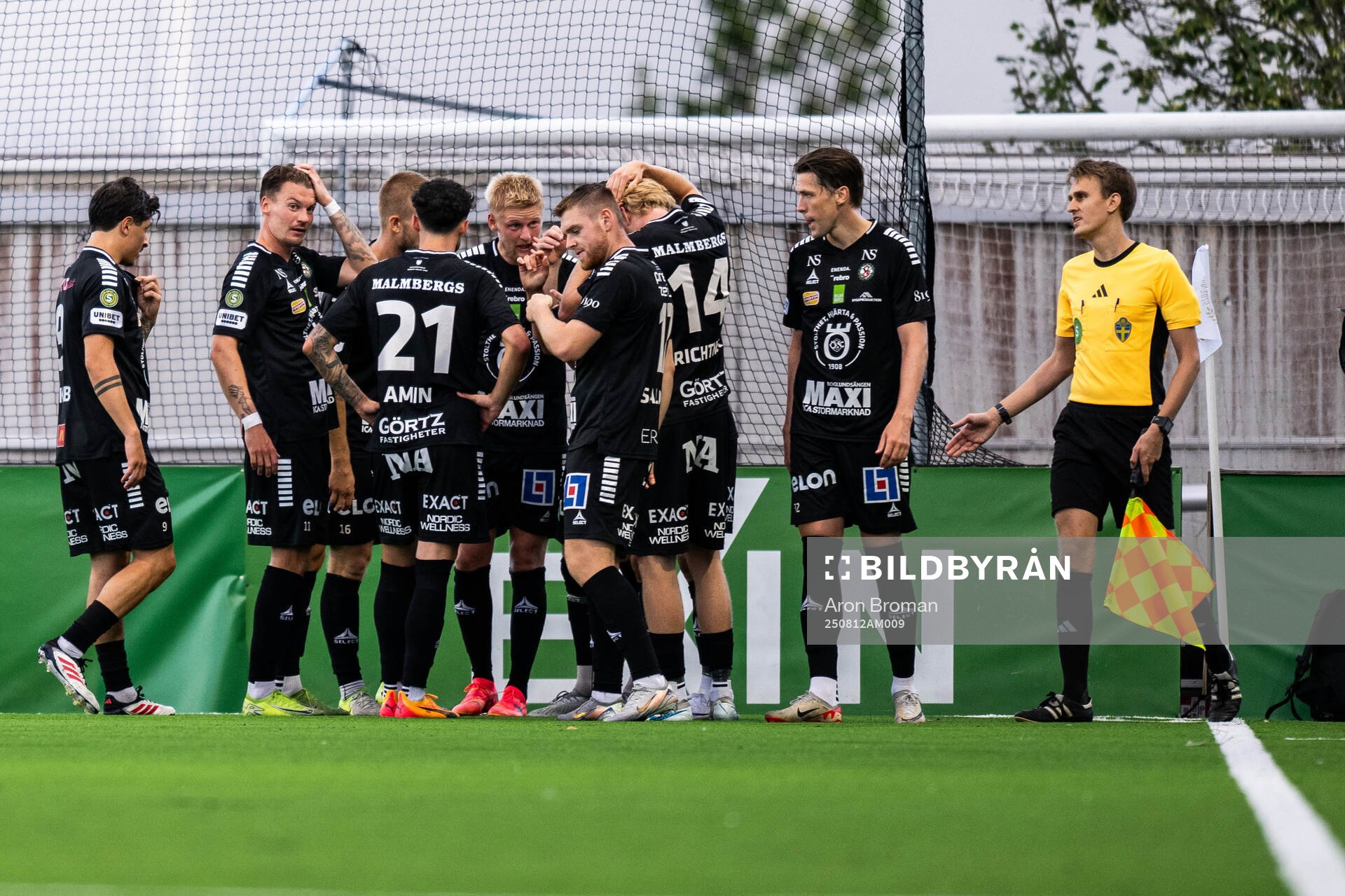 Örebros Dino Salihovic jublar med lagkamrater