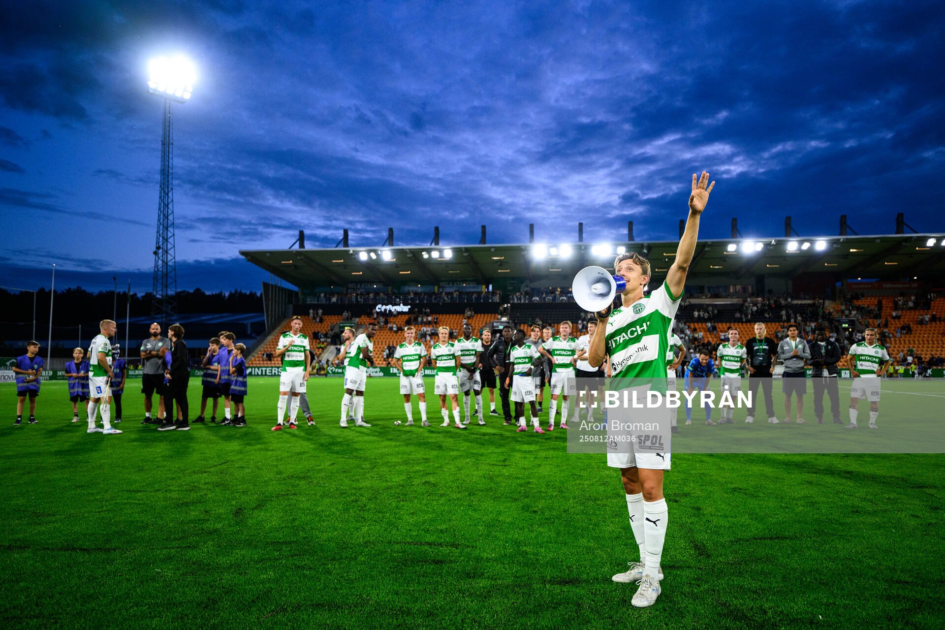 Västerås Simon Gefvert jublar med lagkamrater